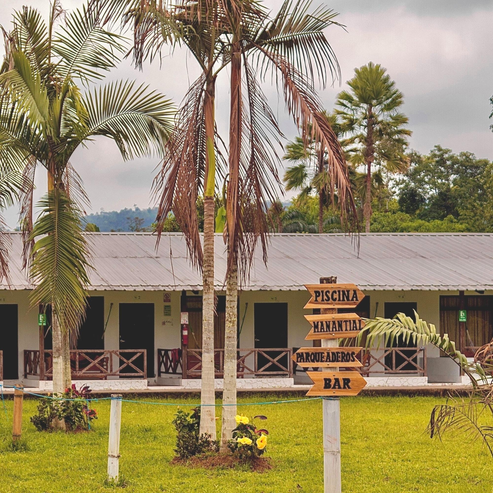 Vista Exterior Puerto Quito Lodge - Las Iguanas