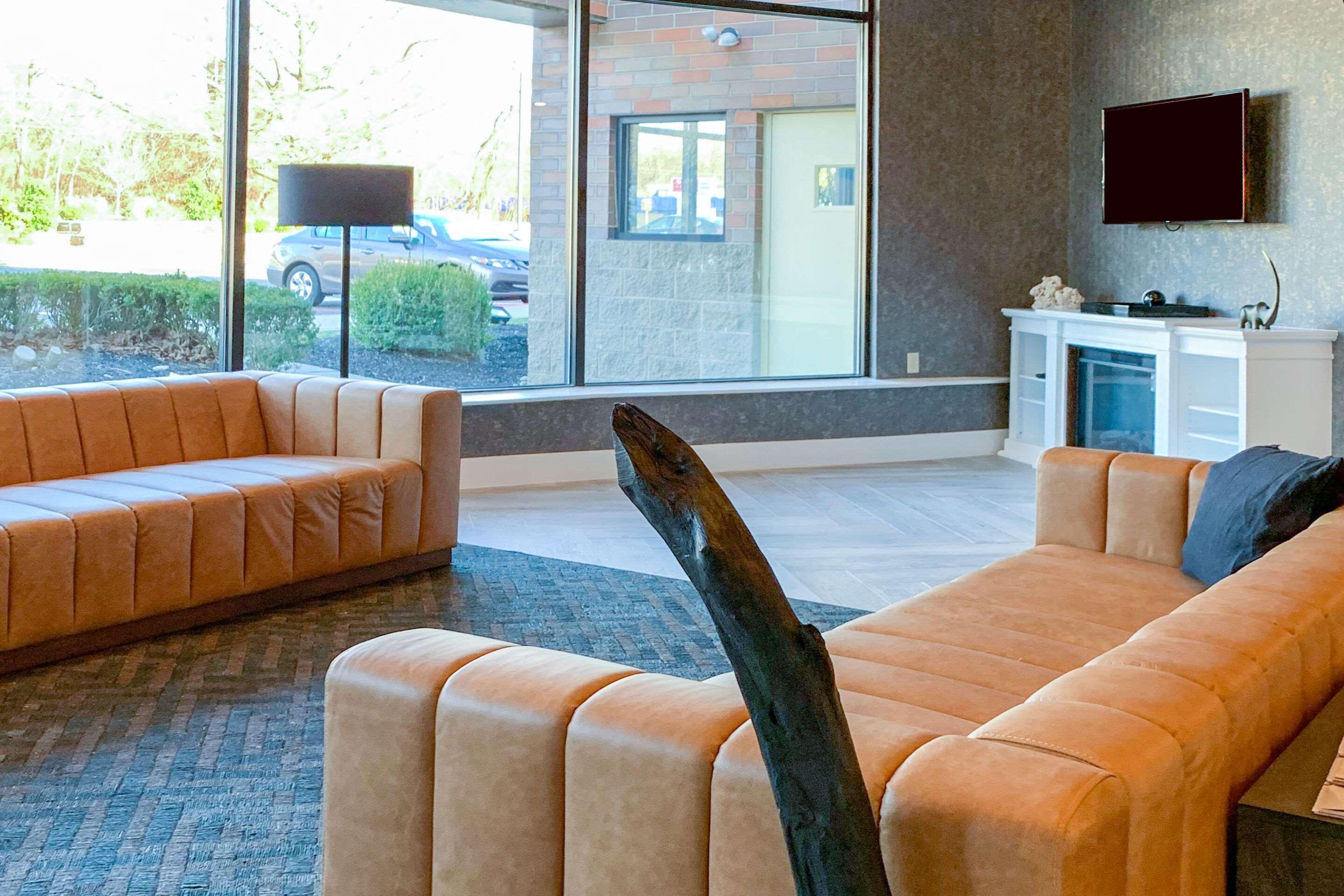 Vista Lobby The Hub Middletown Red Bank, BW Signature Collection