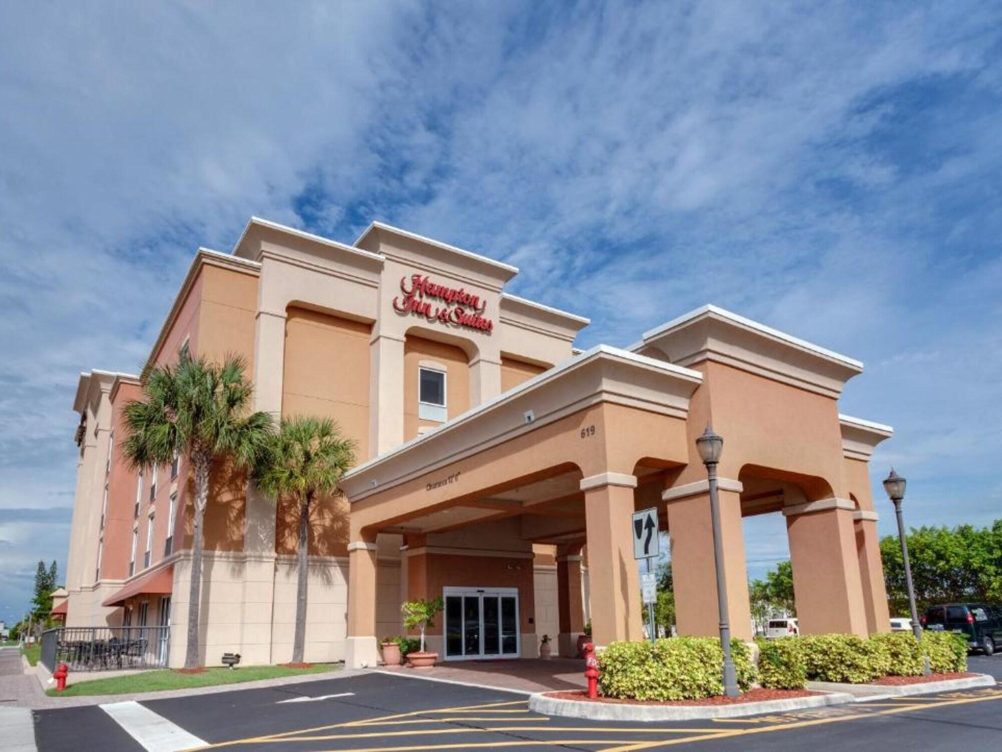 Vista Exterior Hampton Inn & Suites - Cape Coral/Fort Myers Area, FL