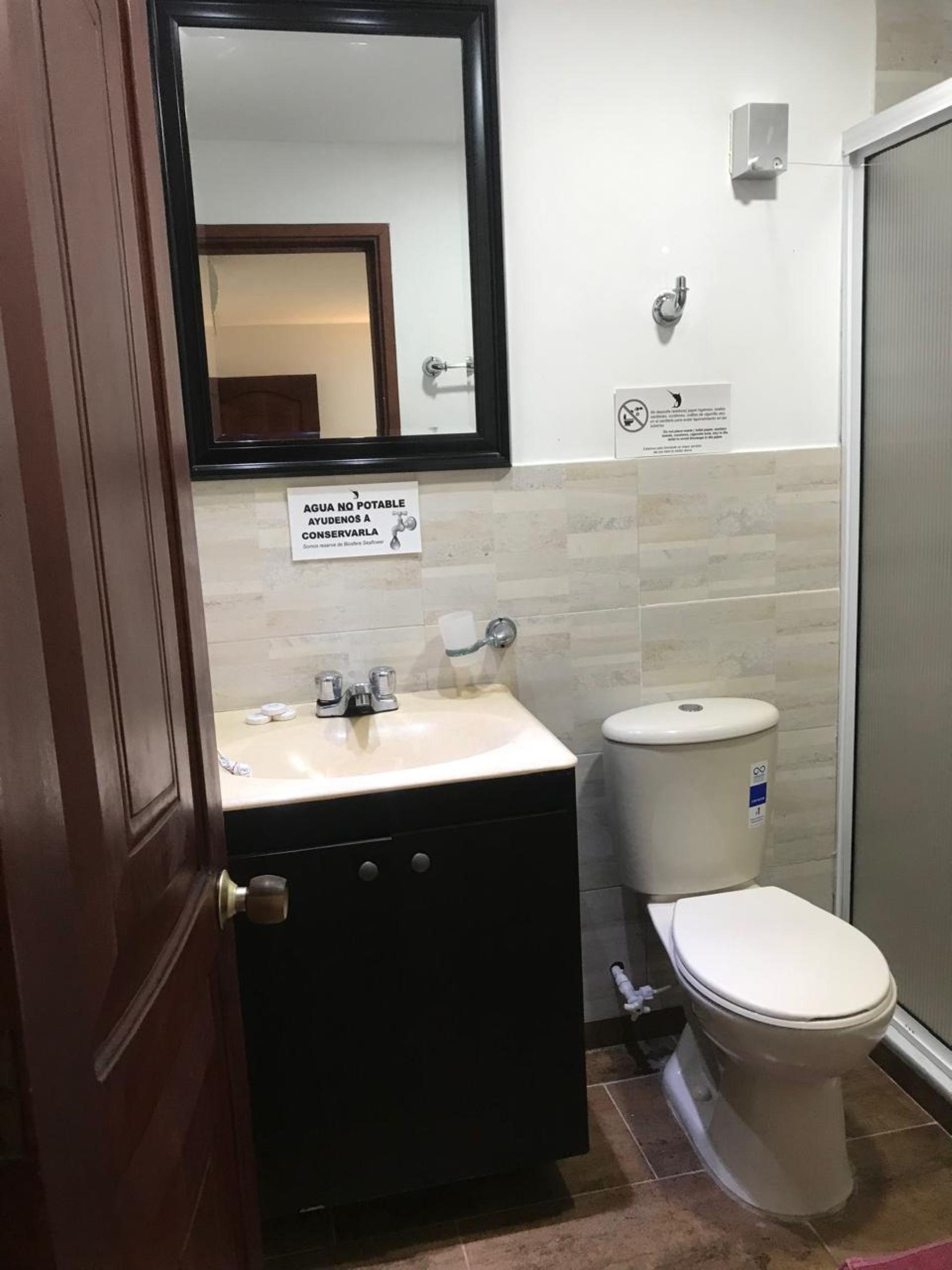 Baño HOSTAL MARLYN