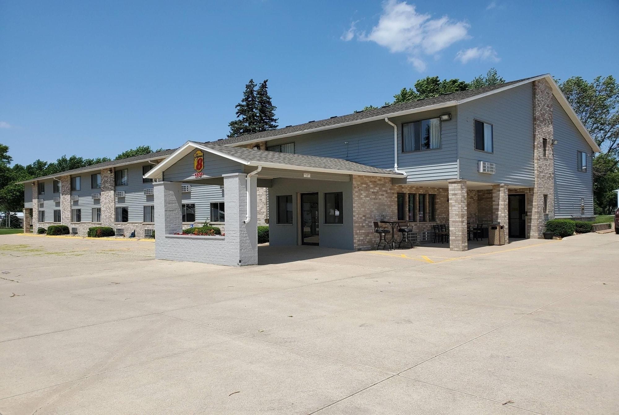 Vista Exterior Super 8 by Wyndham Estherville