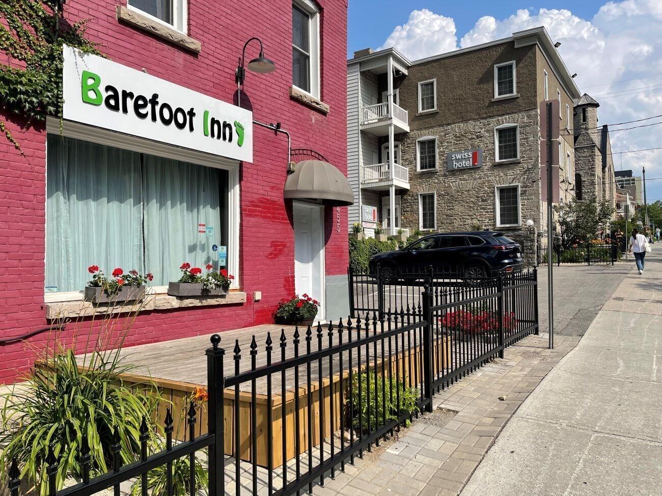 Varios Barefoot Inn