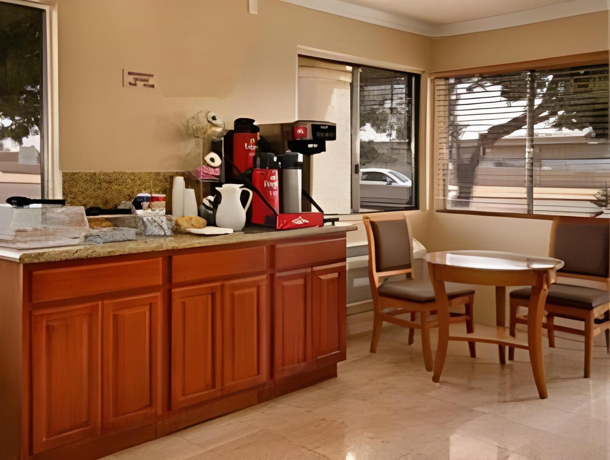 Restaurant Knights Inn Phoenix at N Black Canyon Hwy