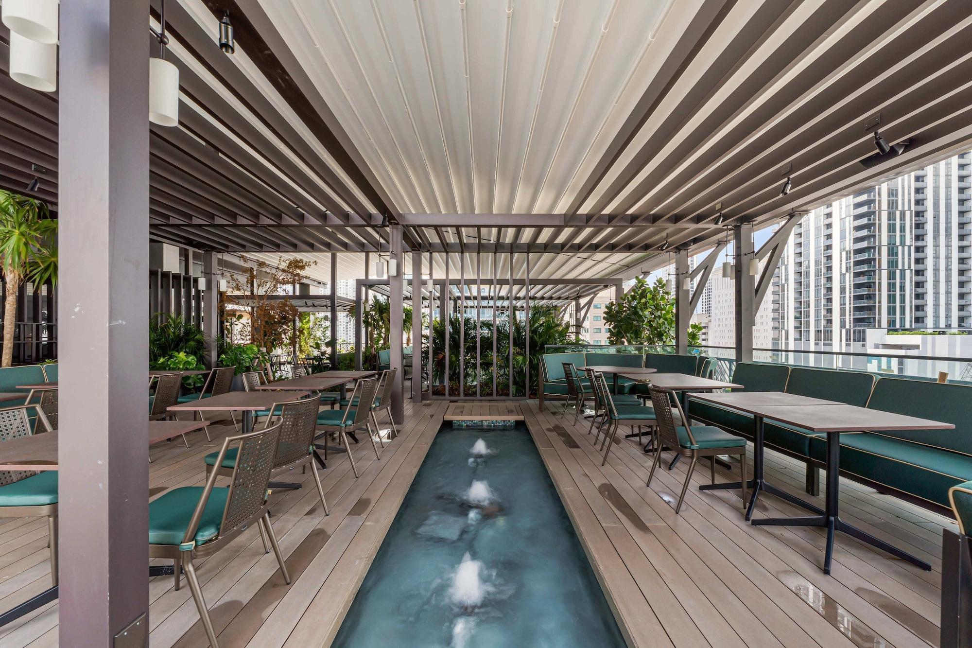 Restaurant Downtown Studio w City Views