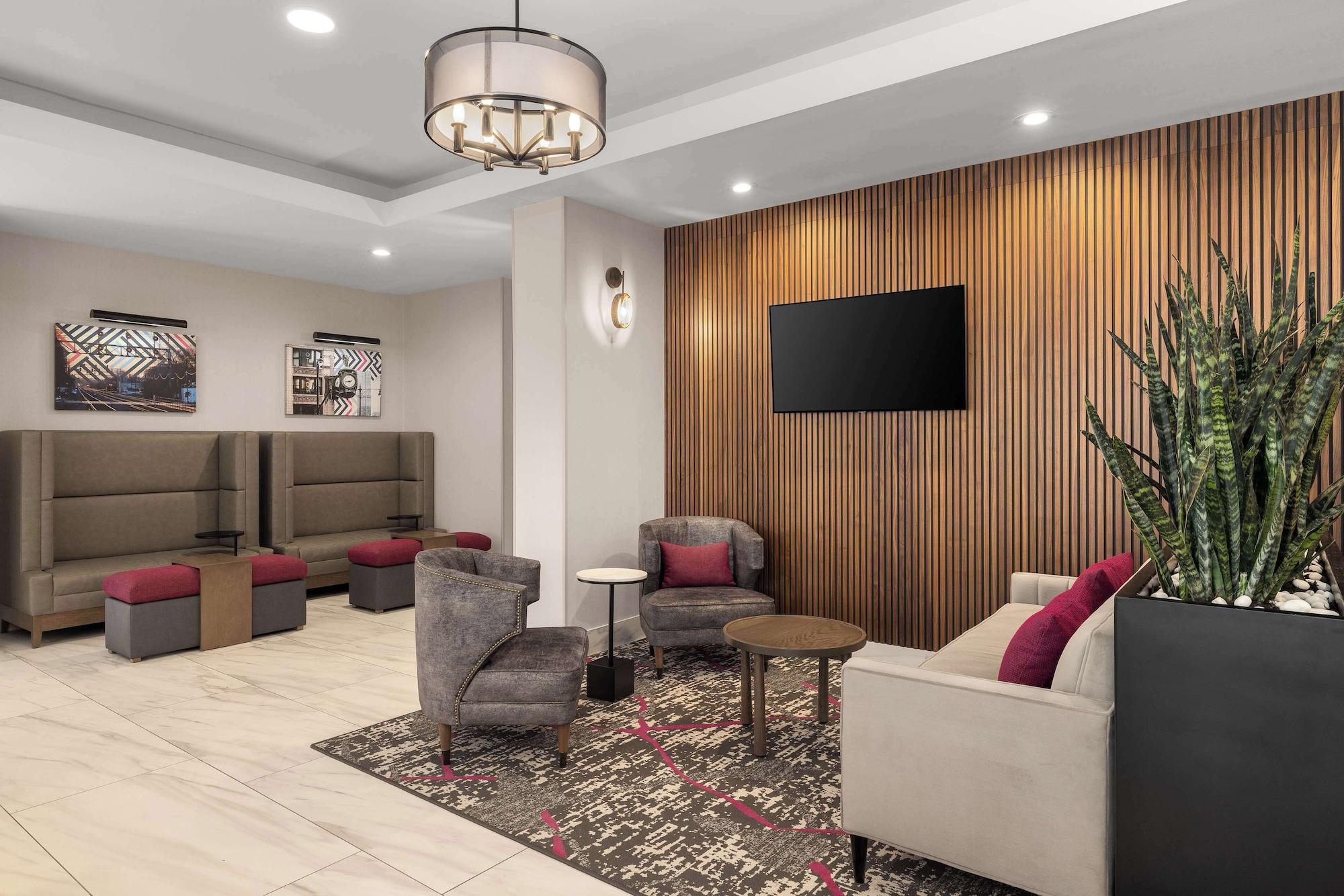 Vista Lobby Hampton Inn & Suites Downers Grove Chicago
