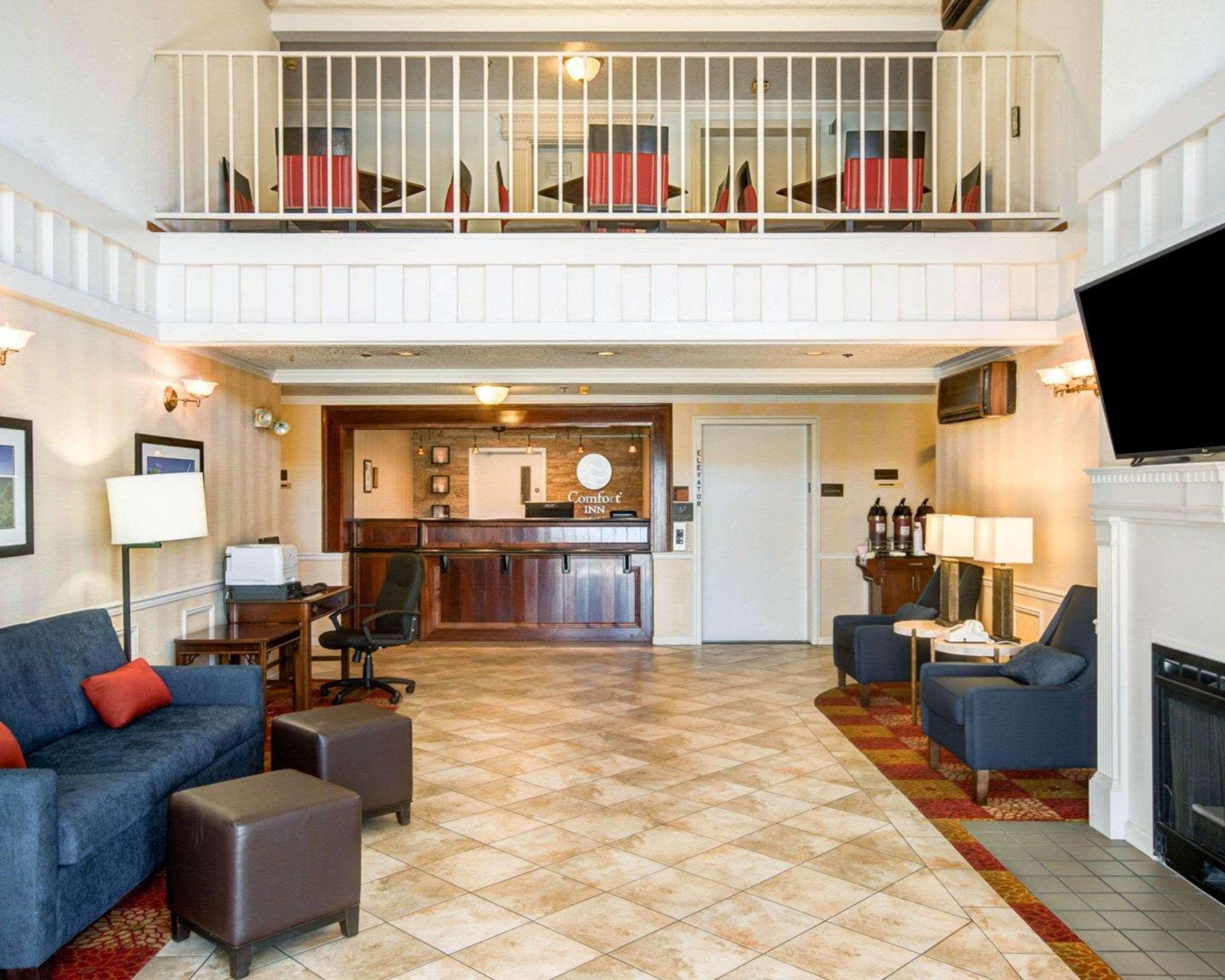 Vista Lobby Comfort Inn Redding Near I-5