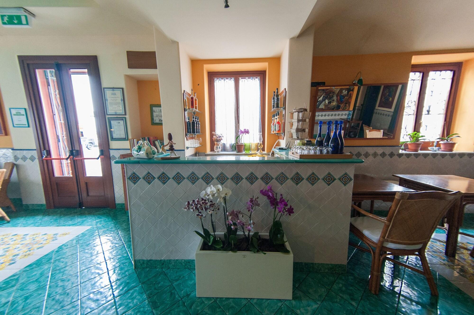 Bar/Salón Petit Hotel