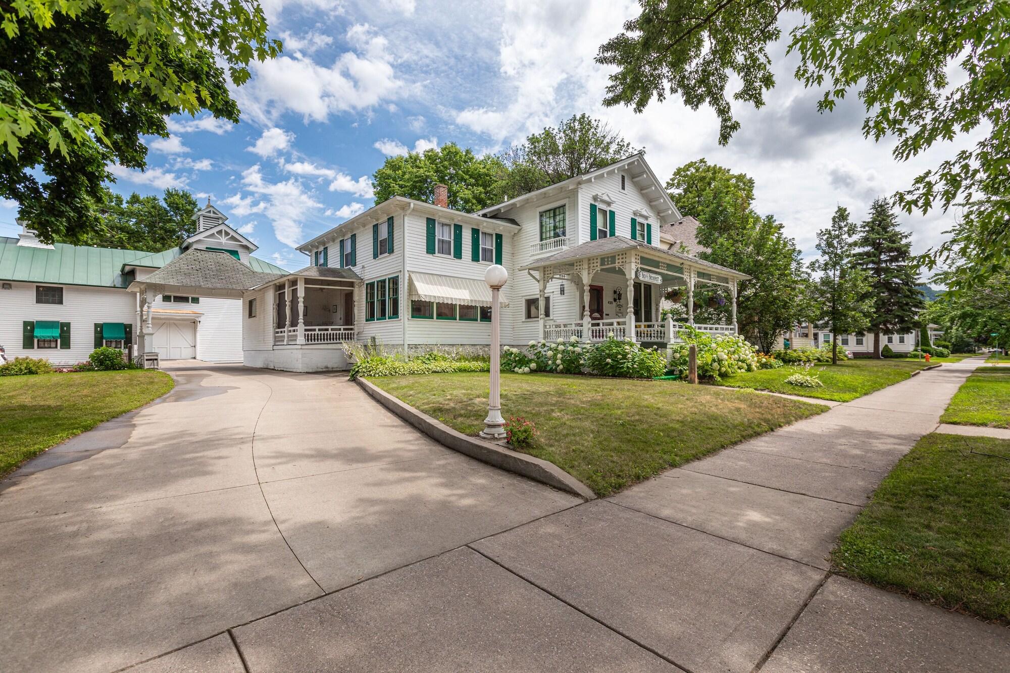 Varios Carriage House B&B