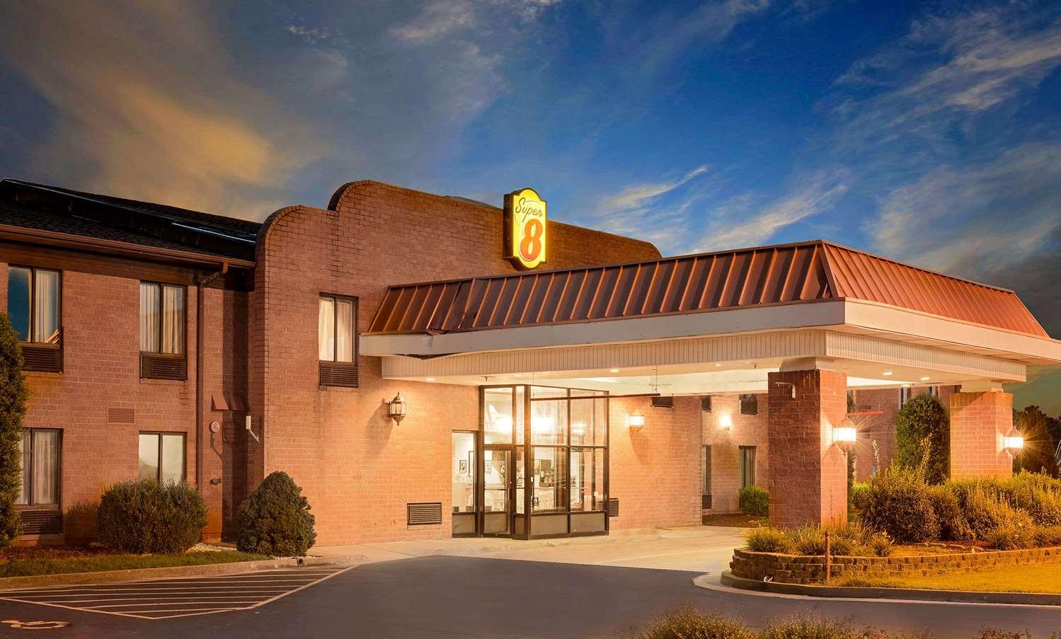 Vista Exterior Super 8 by Wyndham Metropolis