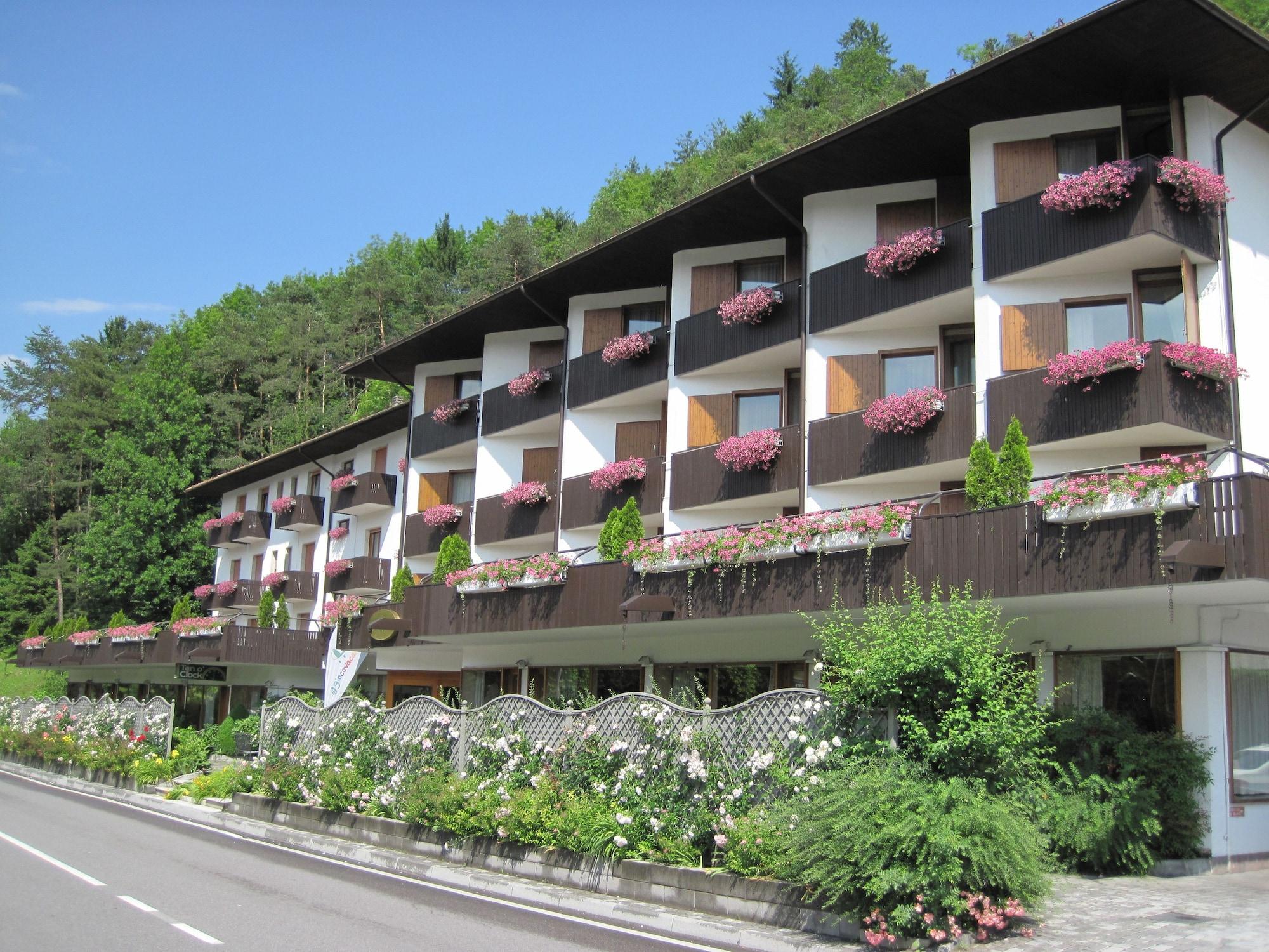 Vista Exterior Comano Cattoni Holiday