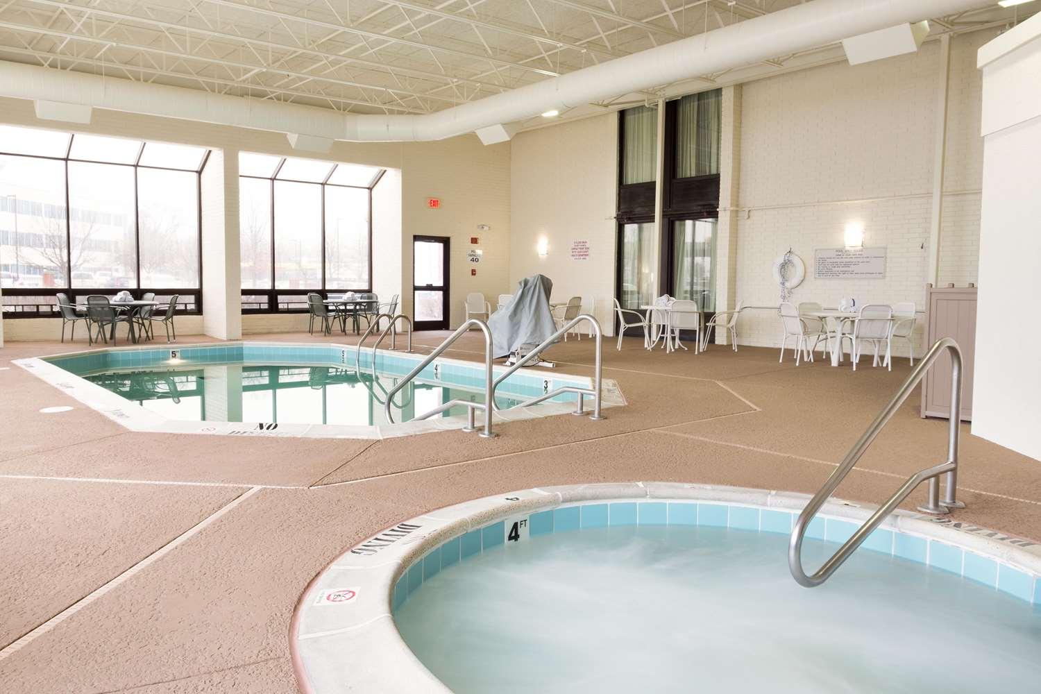 Vista Piscina Drury Inn Airport - St. Louis, MO