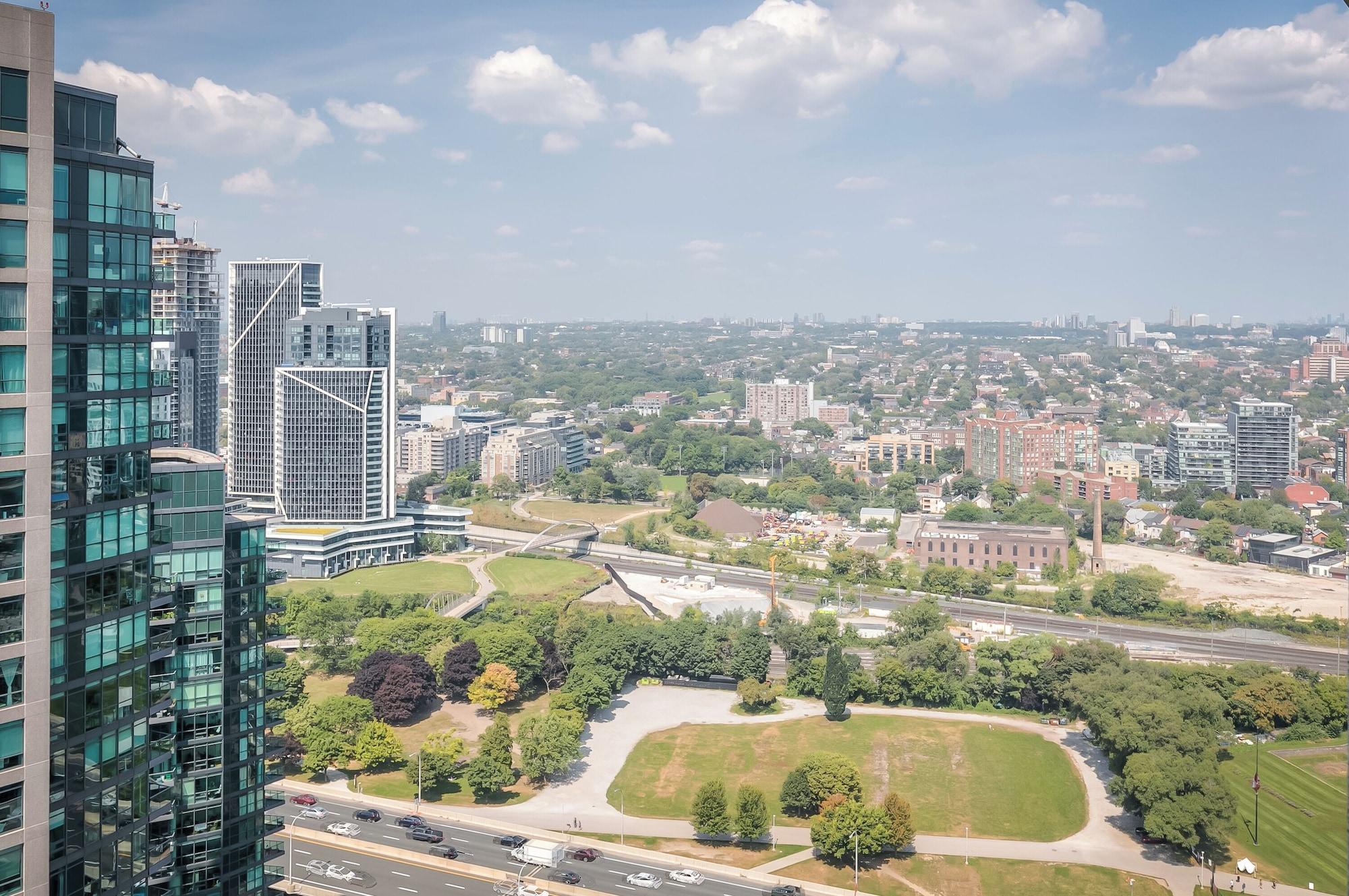 Vista Exterior Neptune Fort York Suites