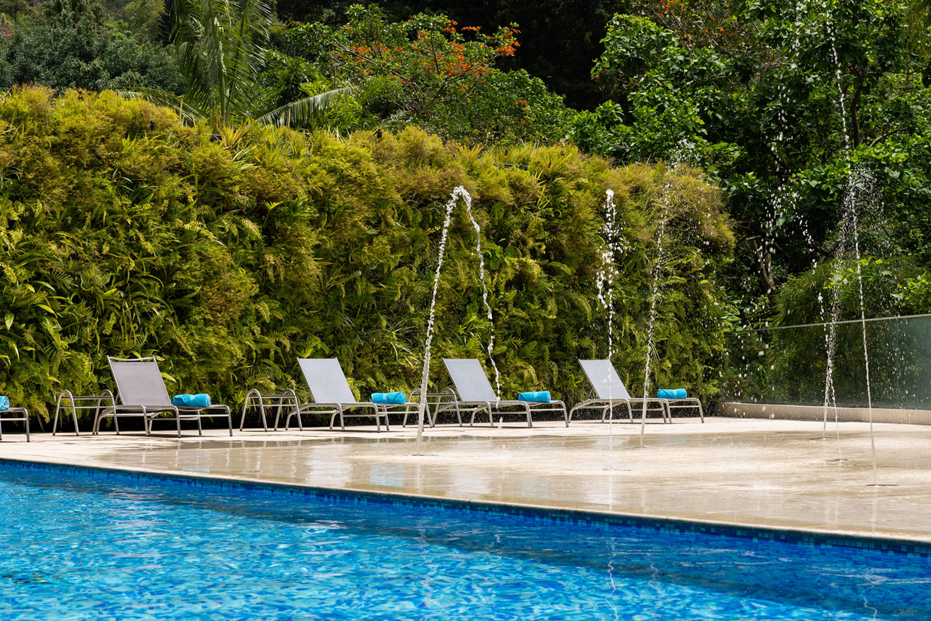 Vista Piscina Estelar La Torre Suites