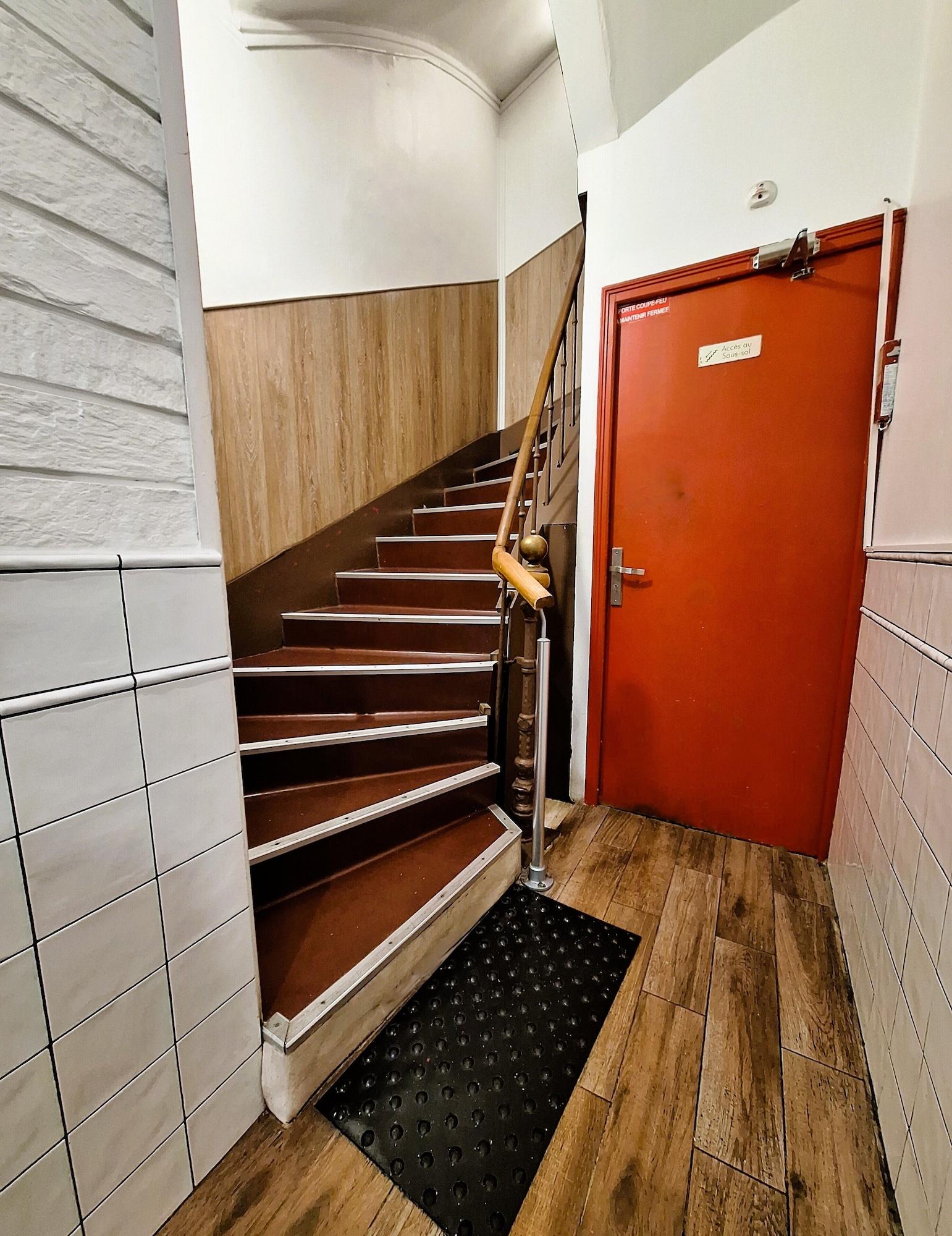 Varios Hipotel Paris Gambetta Republique