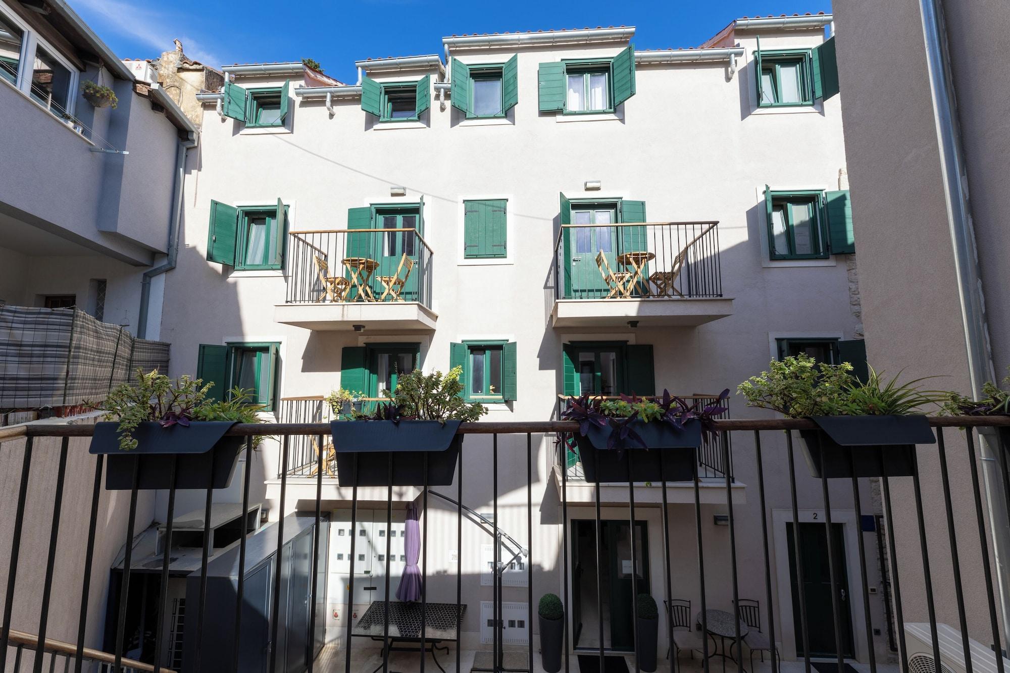 Varios Apartments Korta