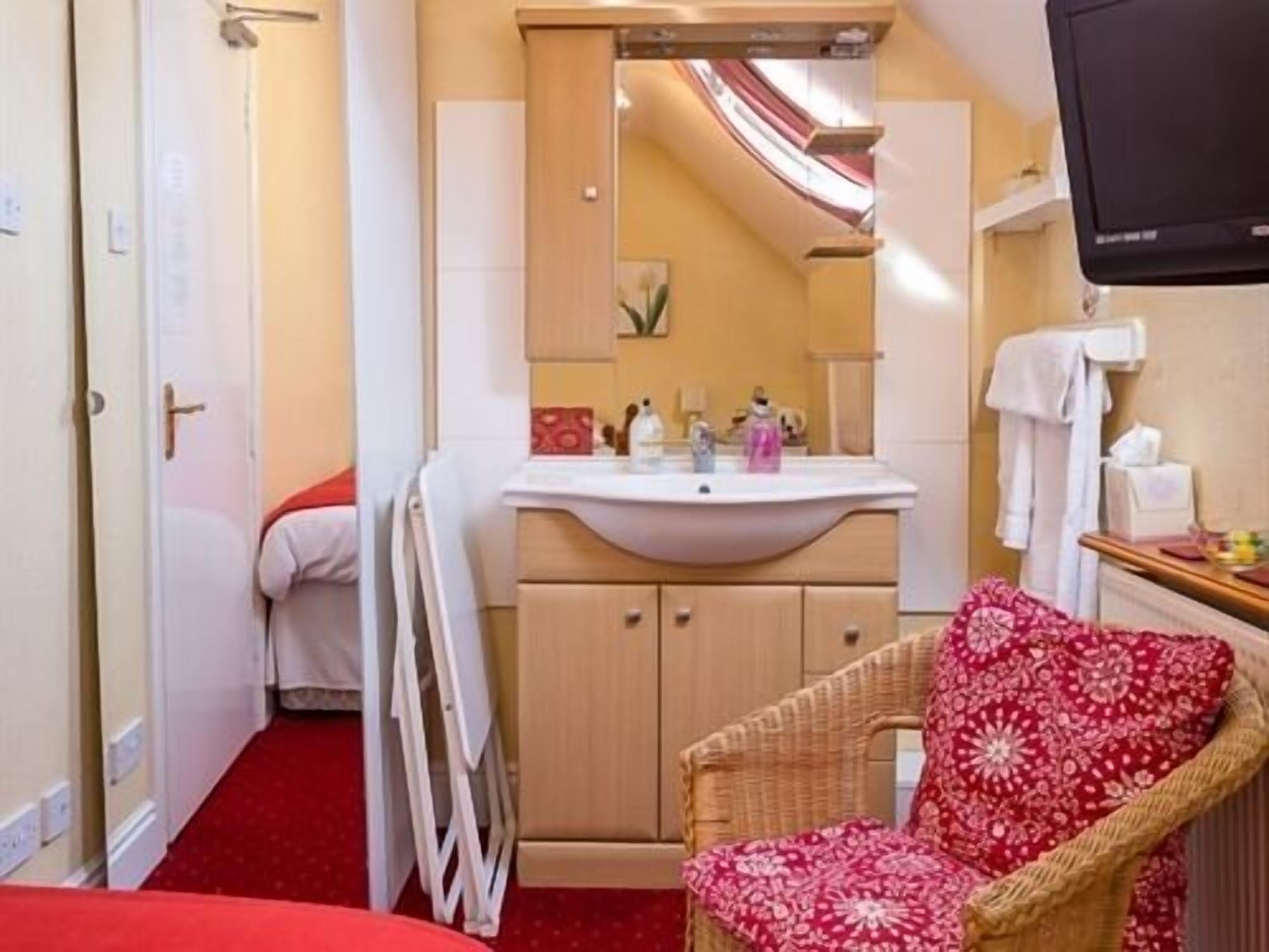 Varios Ashgrove House