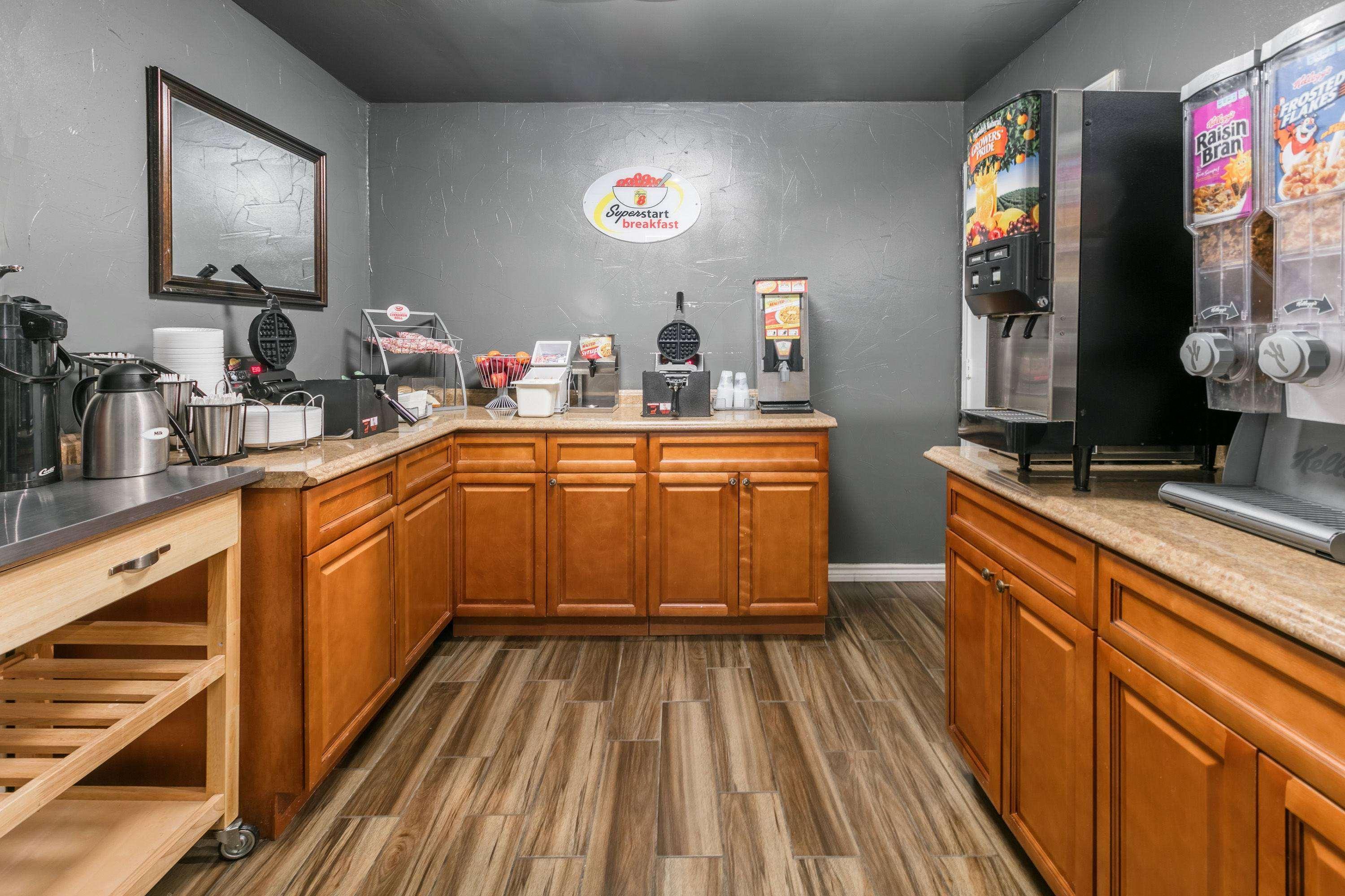 Restaurant Super 8 by Wyndham Arlington Near AT&T Stadium