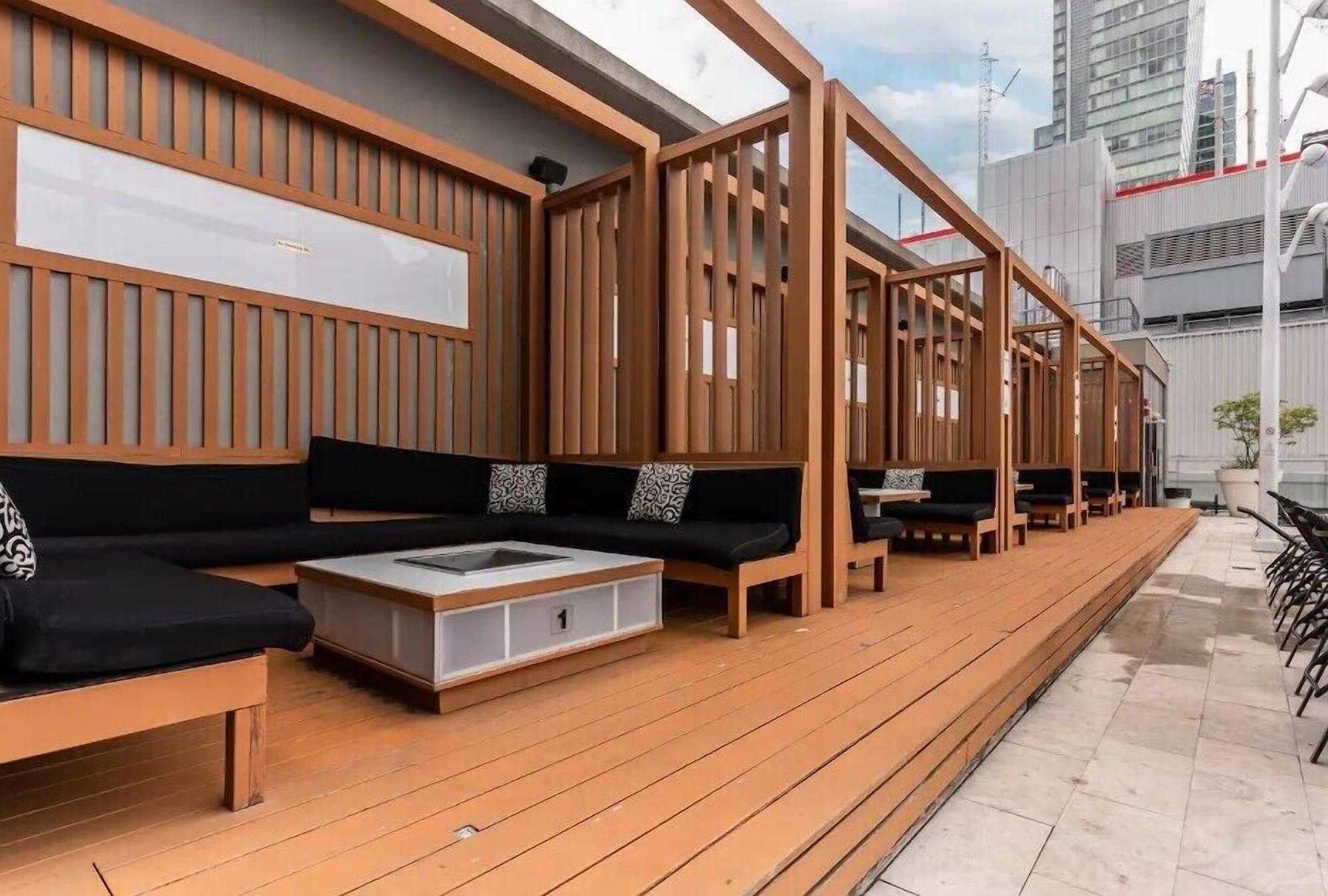 Bar/Salón Skyline Suites - Next to MTCC, ACC & CN Tower