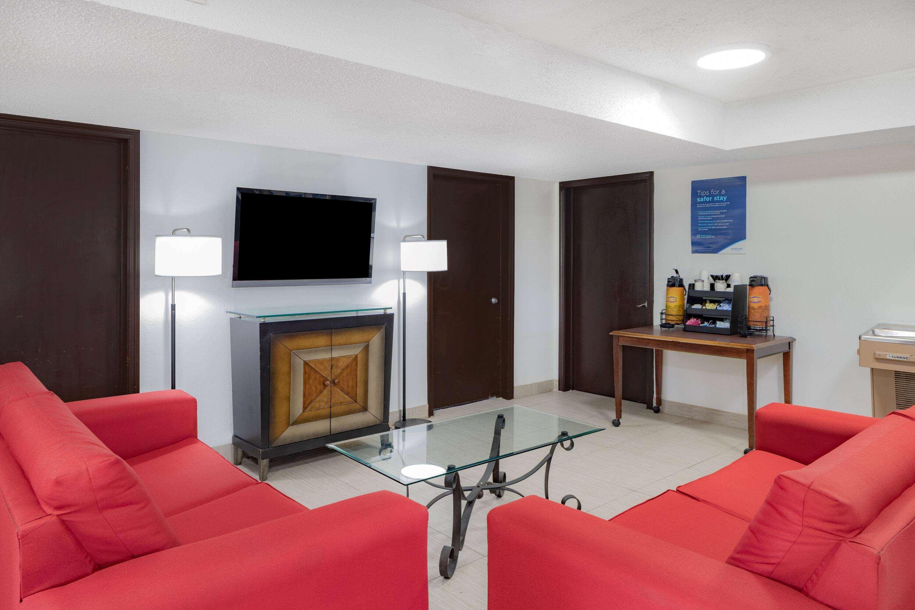 Vista Lobby Days Inn by Wyndham Pensacola I-10