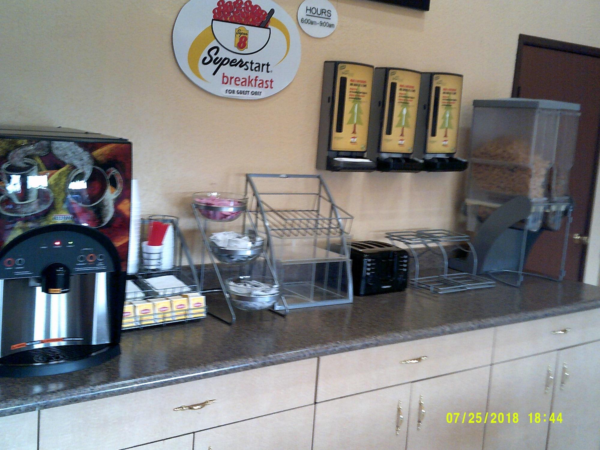 Restaurant Super 8 by Wyndham Tucson Downtown Convention Center