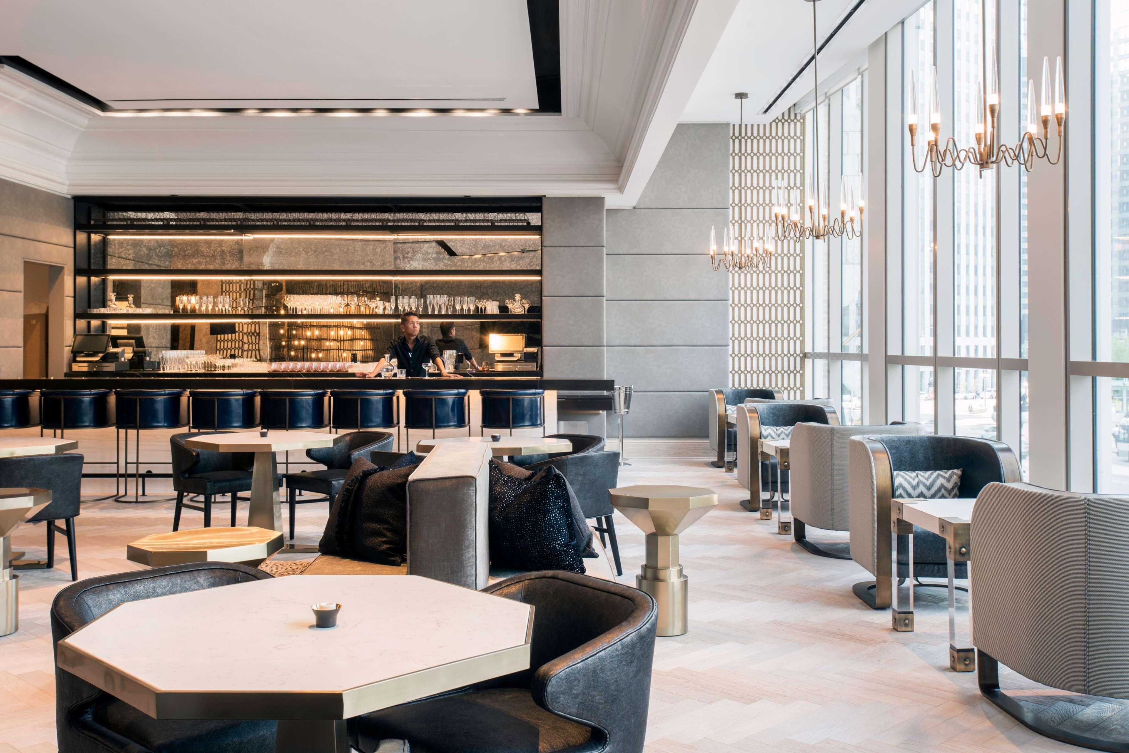 Bar/Salón LondonHouse Chicago, Curio Collection by Hilton