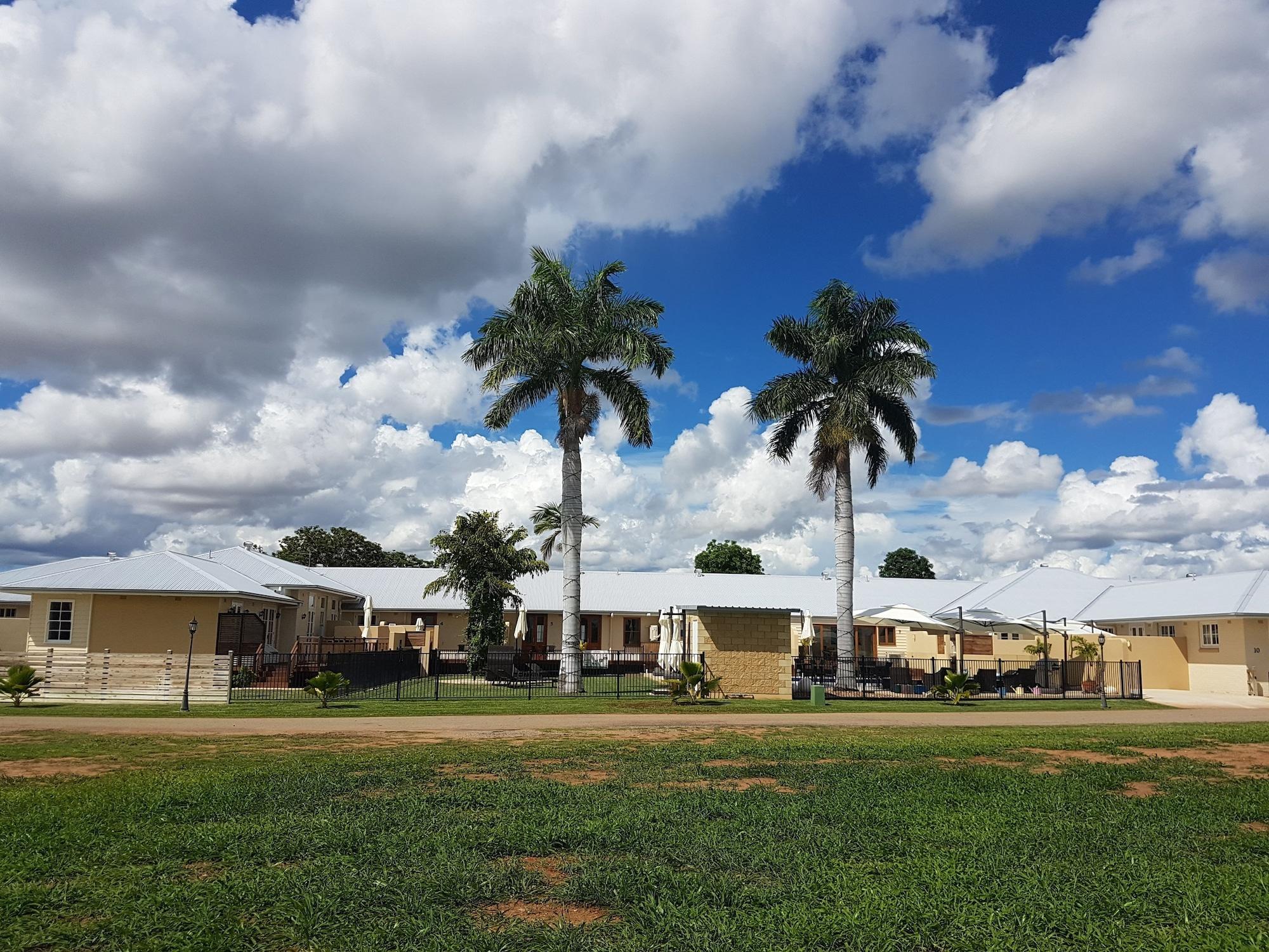 Vista Exterior Kernow Charters Towers