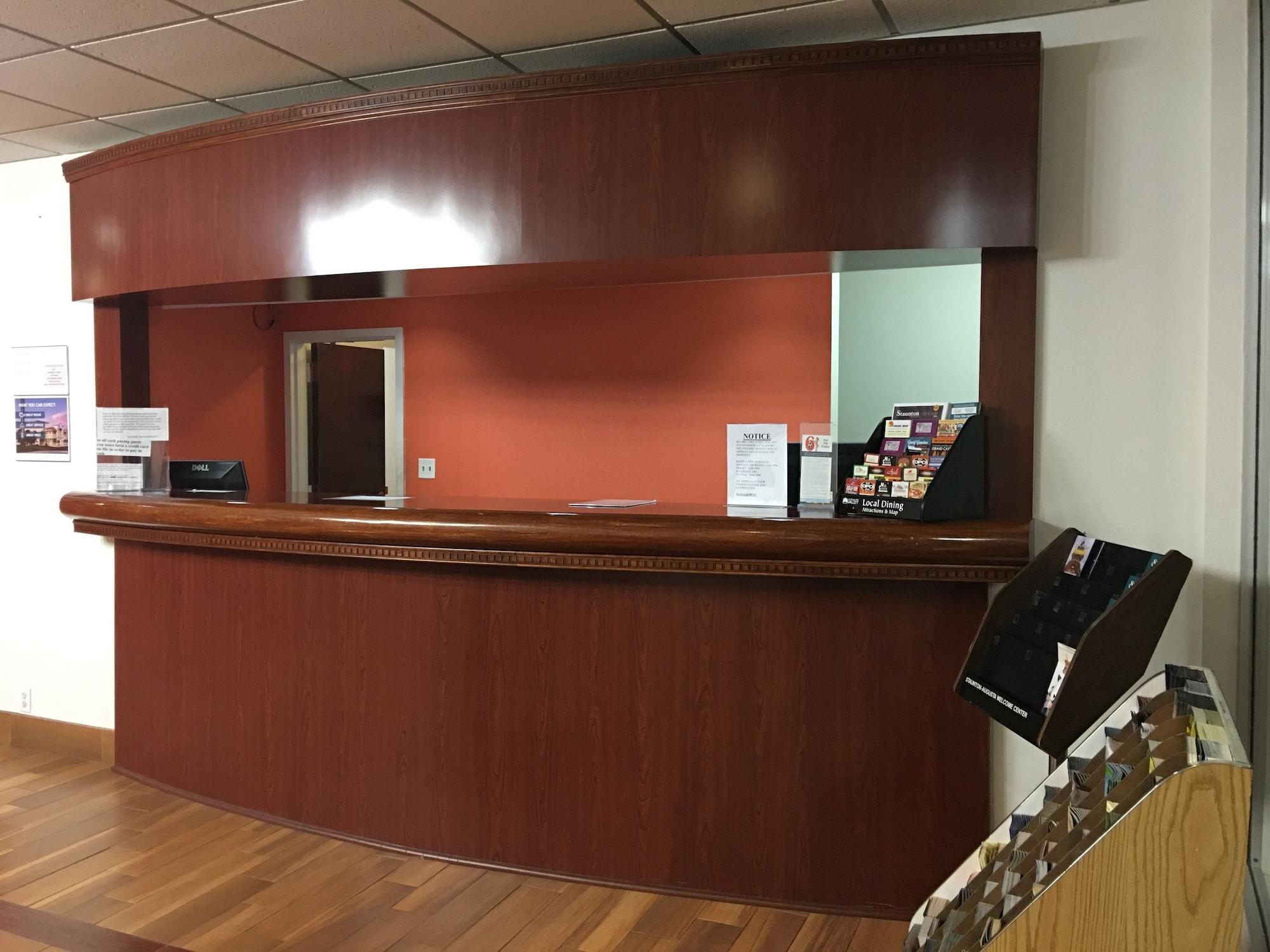 Vista Lobby Motel 6 Staunton, VA