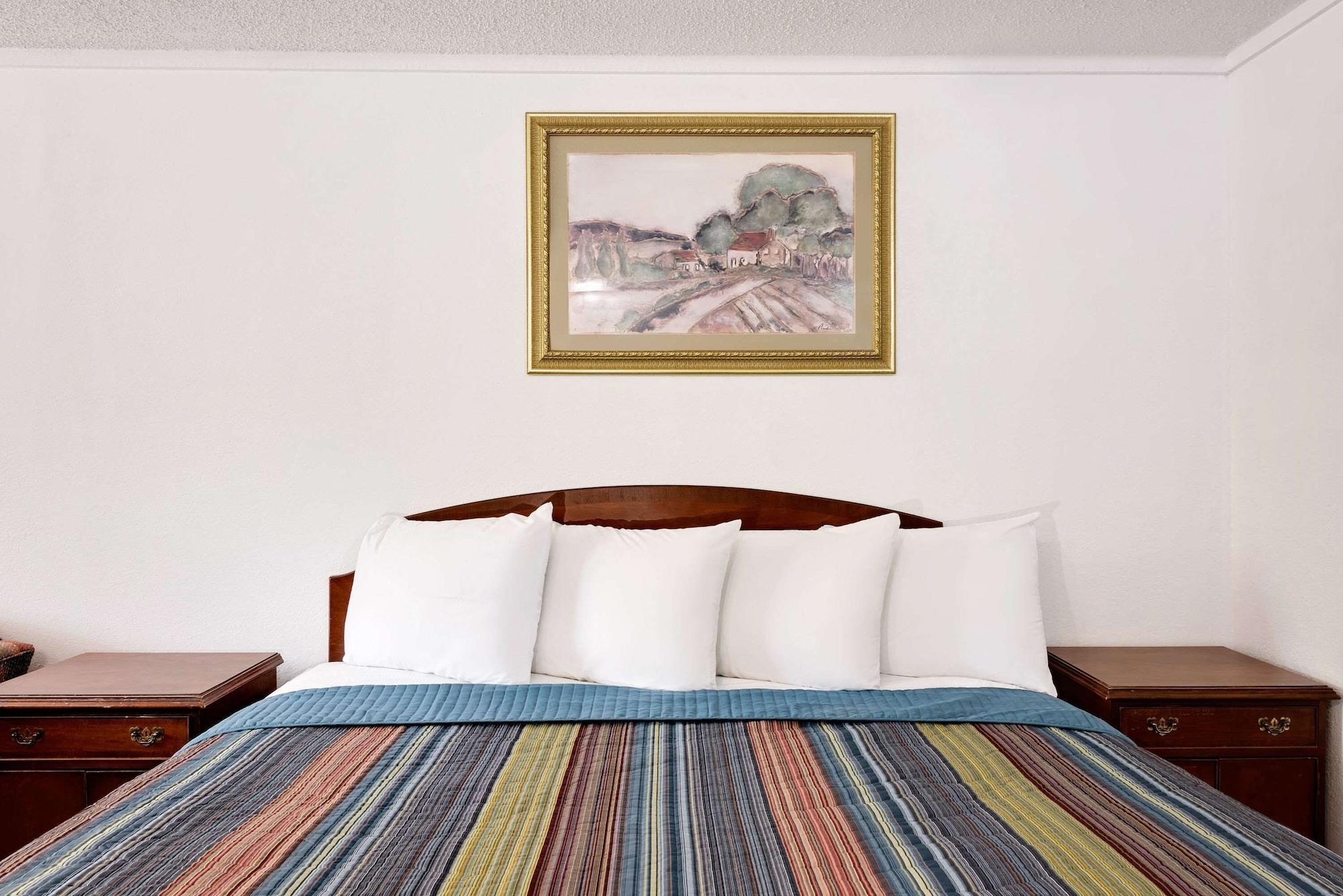 Habitación Knights Inn Macedonia