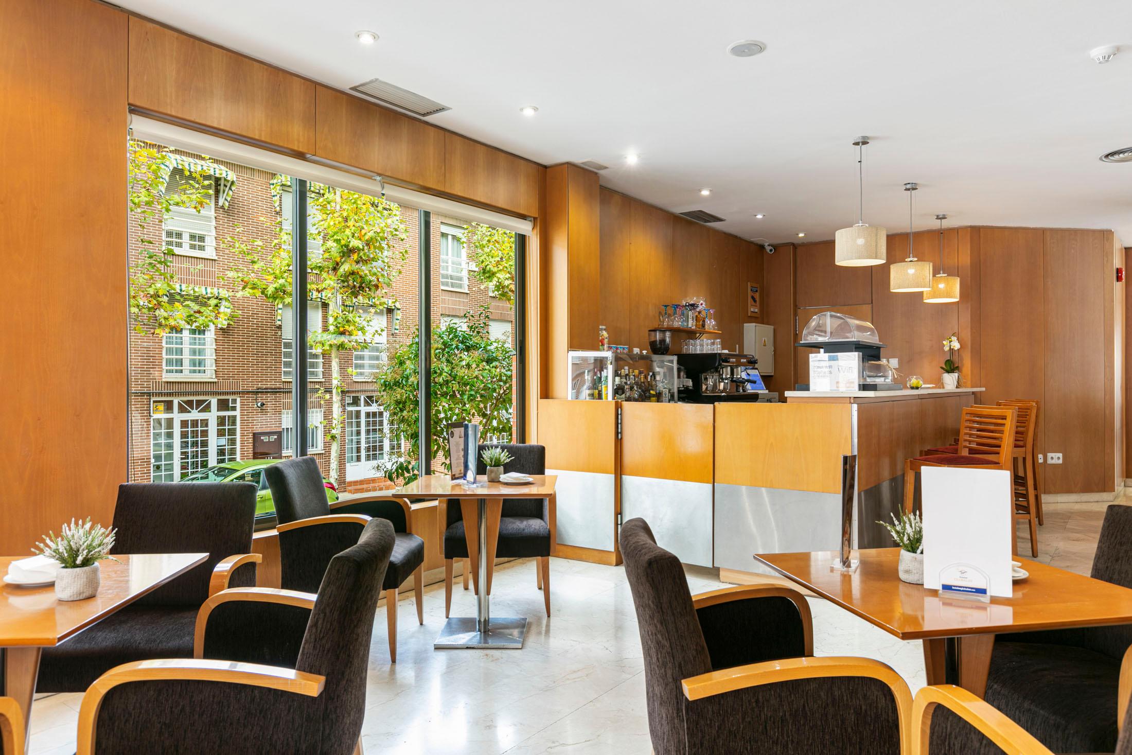 Bar/Salón Sercotel de los Reyes