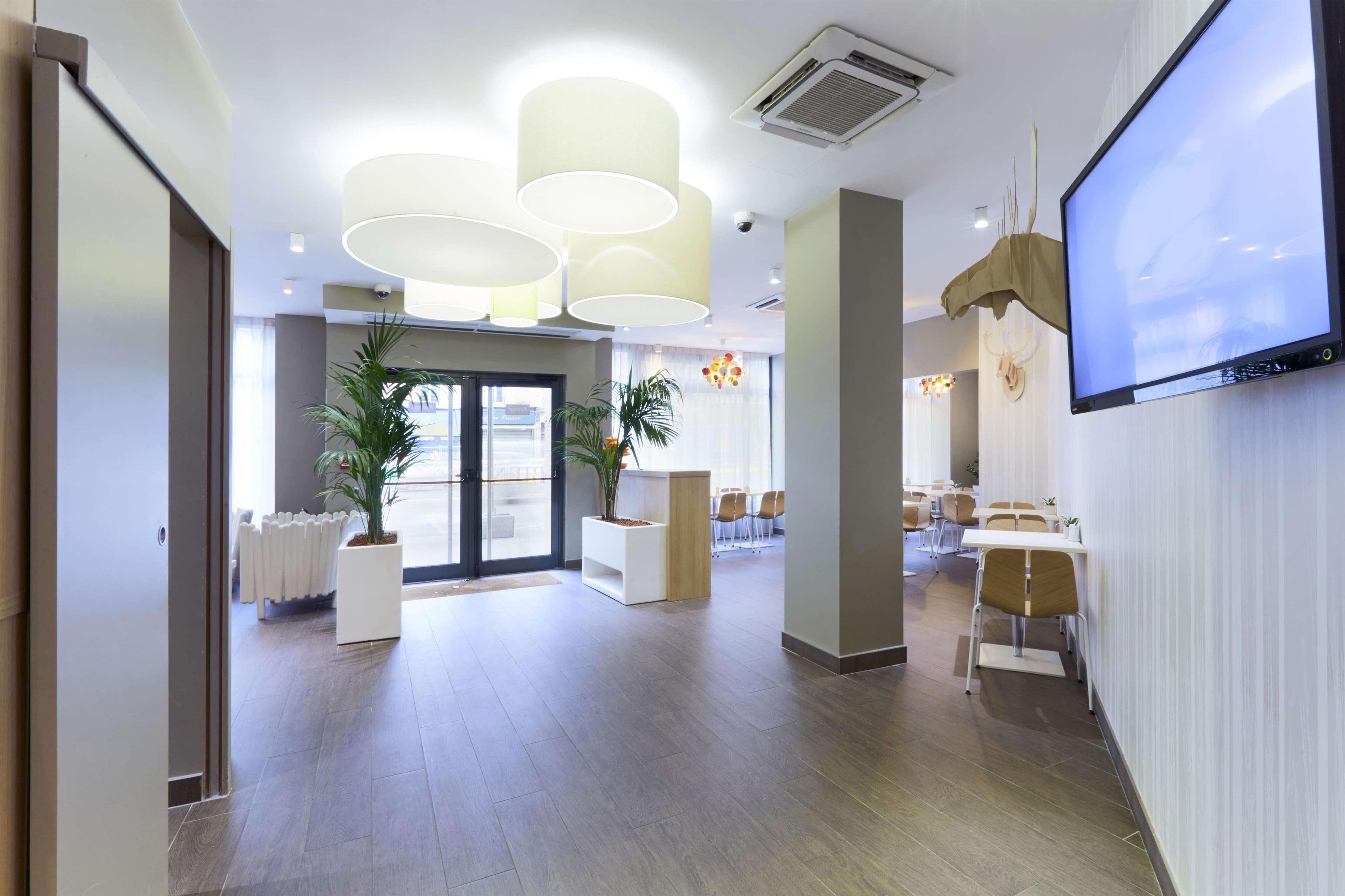 Vista Lobby Kyriad Paris 18 - Porte de Clignancourt - Montmartre