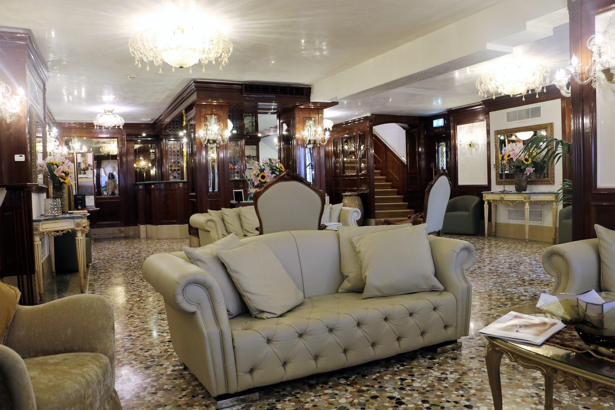 Vista Lobby Hotel Savoia & Jolanda