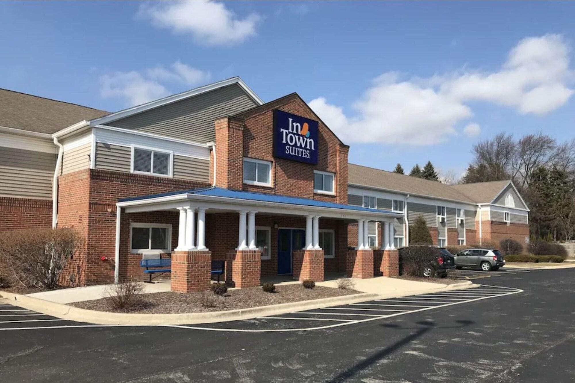 Vista Exterior InTown Suites Extended Stay Chicago IL - Oakbrook