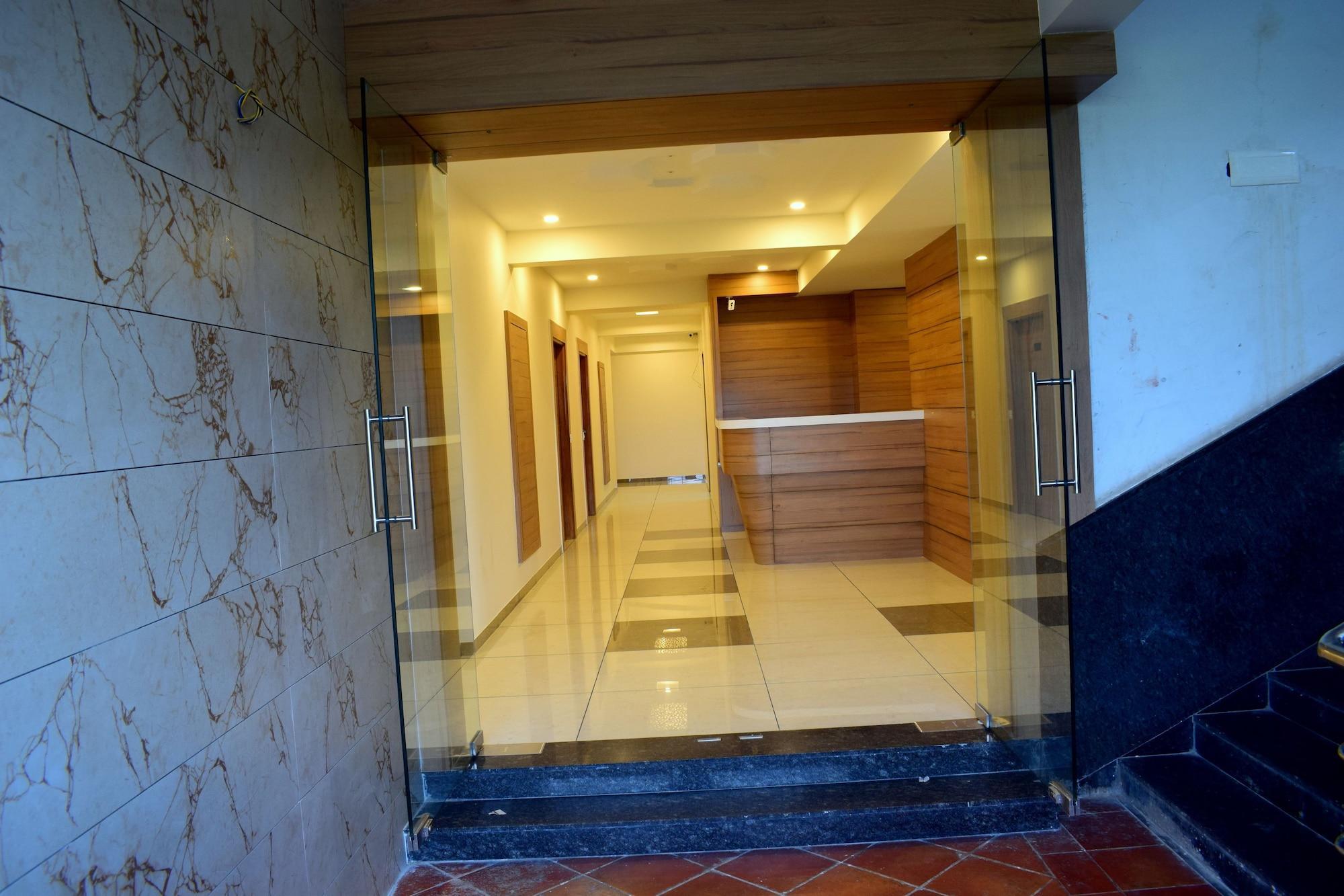 Vista Exterior Hotel Royal Square by Sky Stays