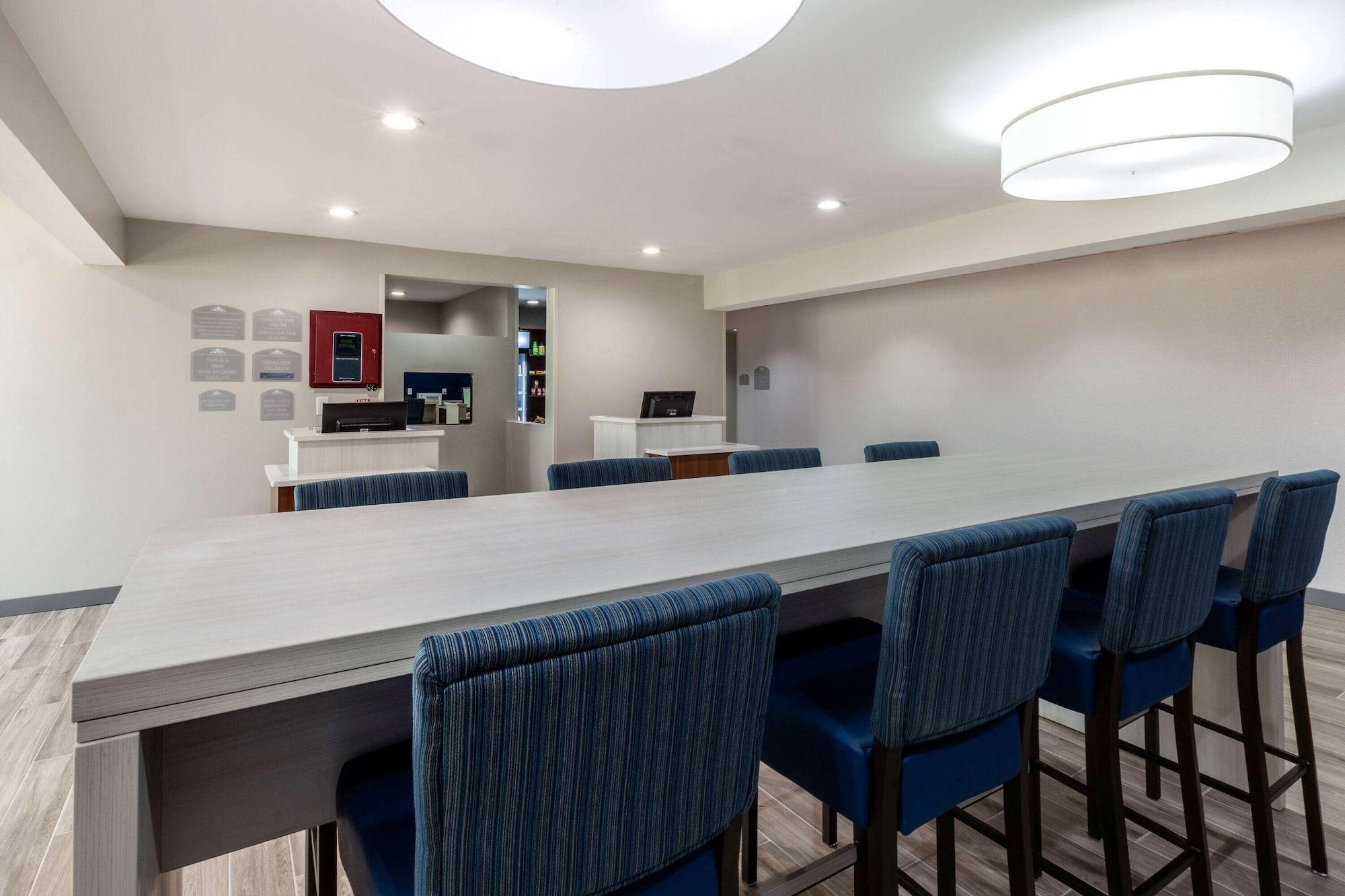 Vista Lobby Microtel Inn & Suites by Wyndham Sunbury/Columbus North