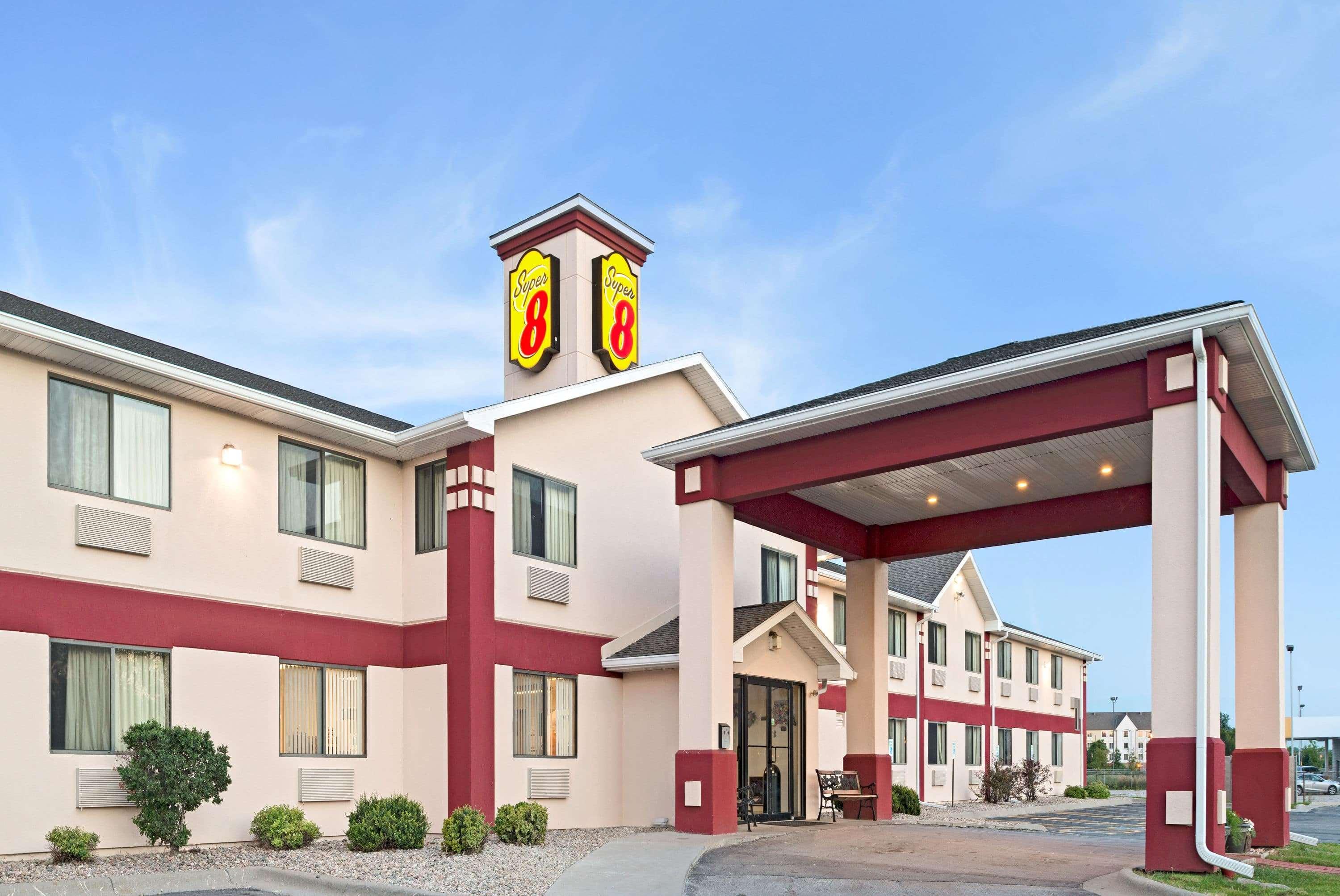 Vista Exterior Super 8 by Wyndham Omaha Eppley Airport/Carter Lake