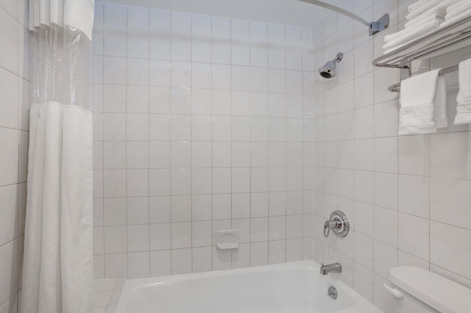 Equipamiento de Habitación Days Inn by Wyndham Woodbury Long Island