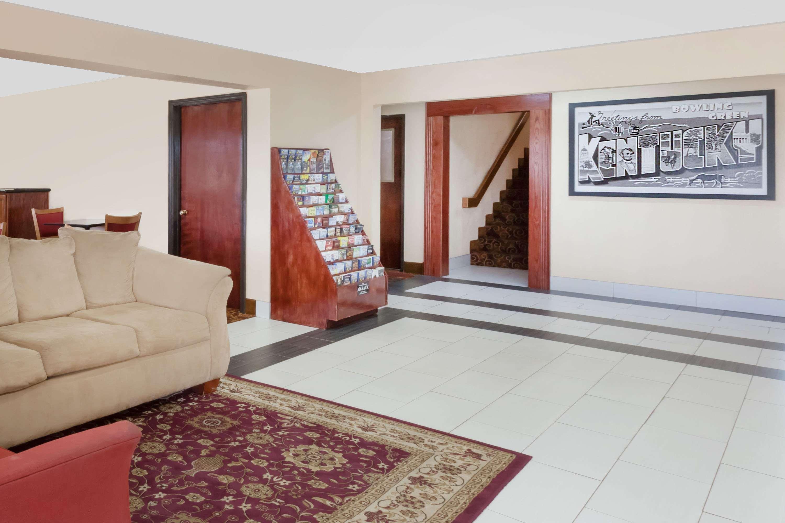 Vista Lobby Super 8 by Wyndham Bowling Green South