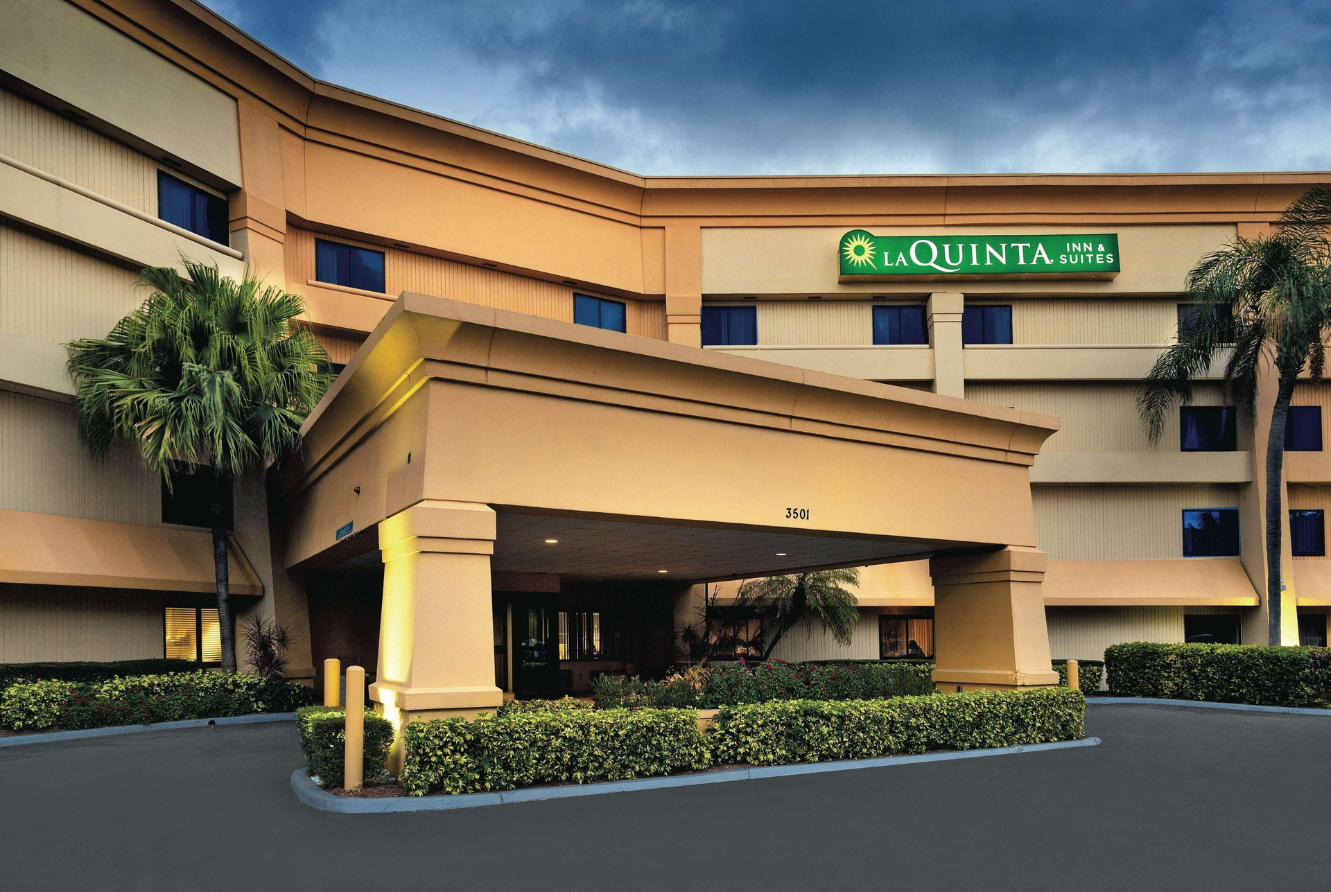 Vista Exterior La Quinta Inn & Suites by Wyndham Miami Airport East