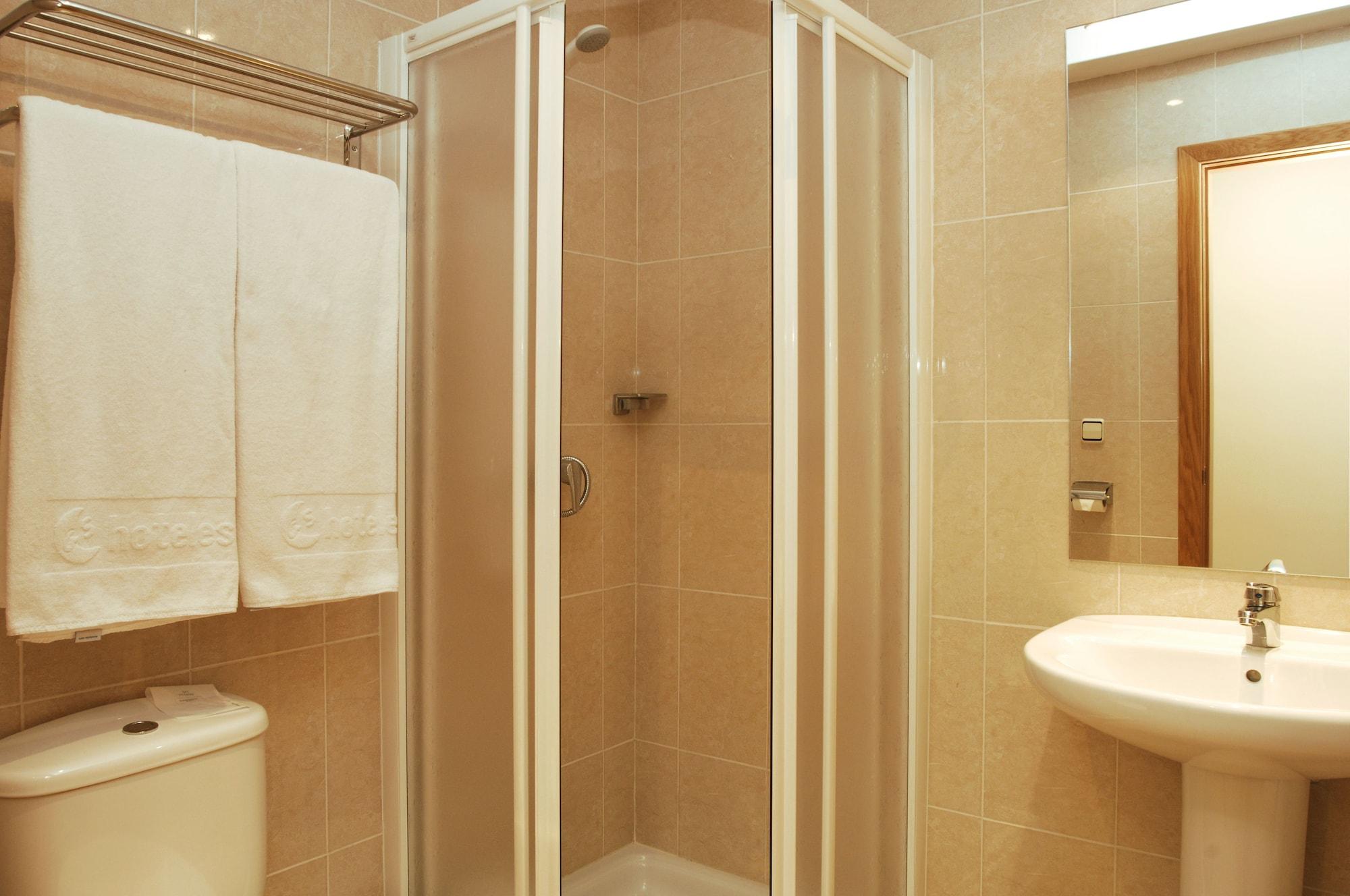 Equipamiento de Habitación Ashotels Monreal Del Campo