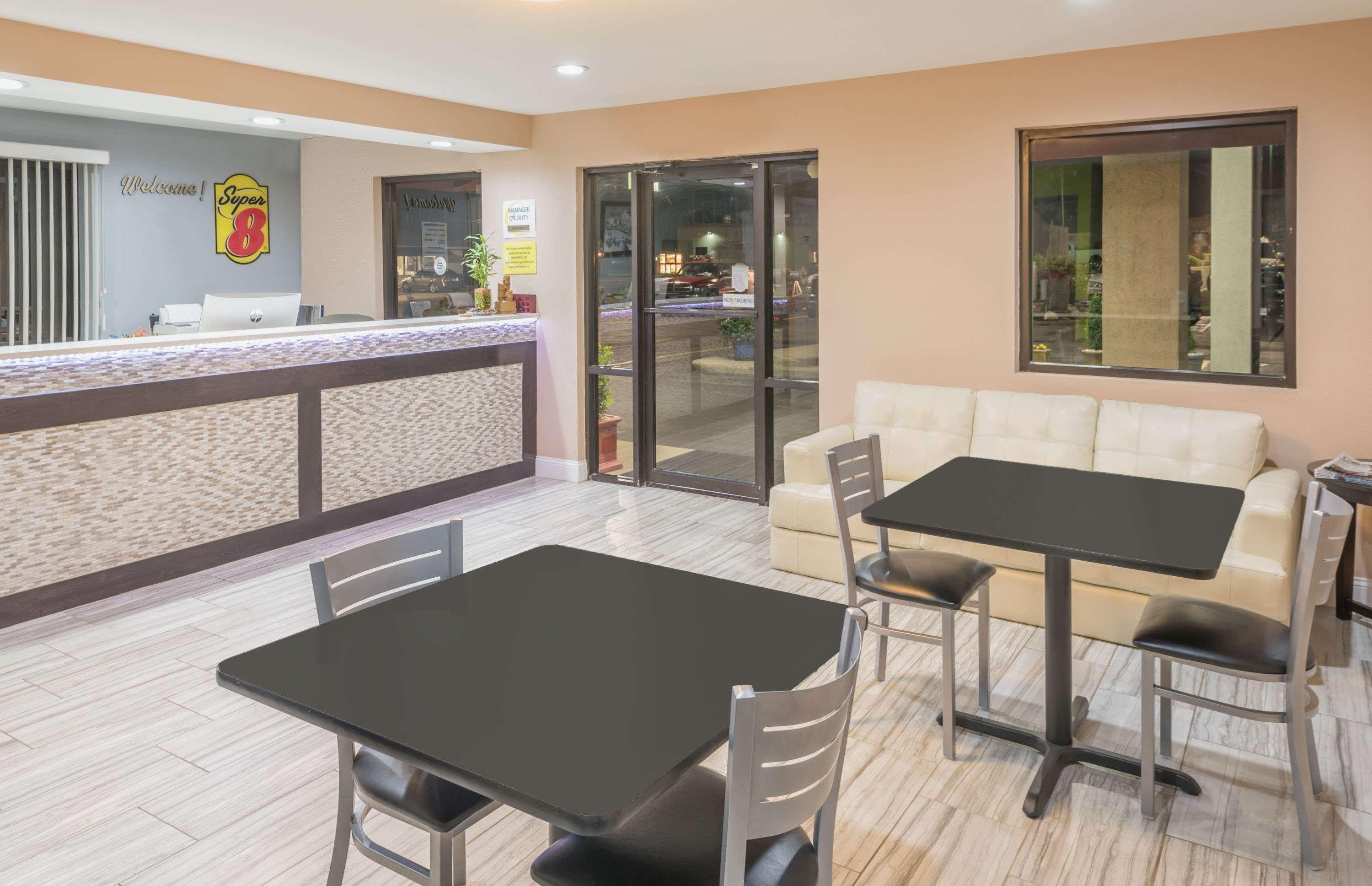 Vista Lobby Super 8 by Wyndham Bryant Little Rock Area