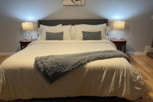 Alquiler Vacacional - King sized Guest Suite with Private Hot Tub, In Town location.