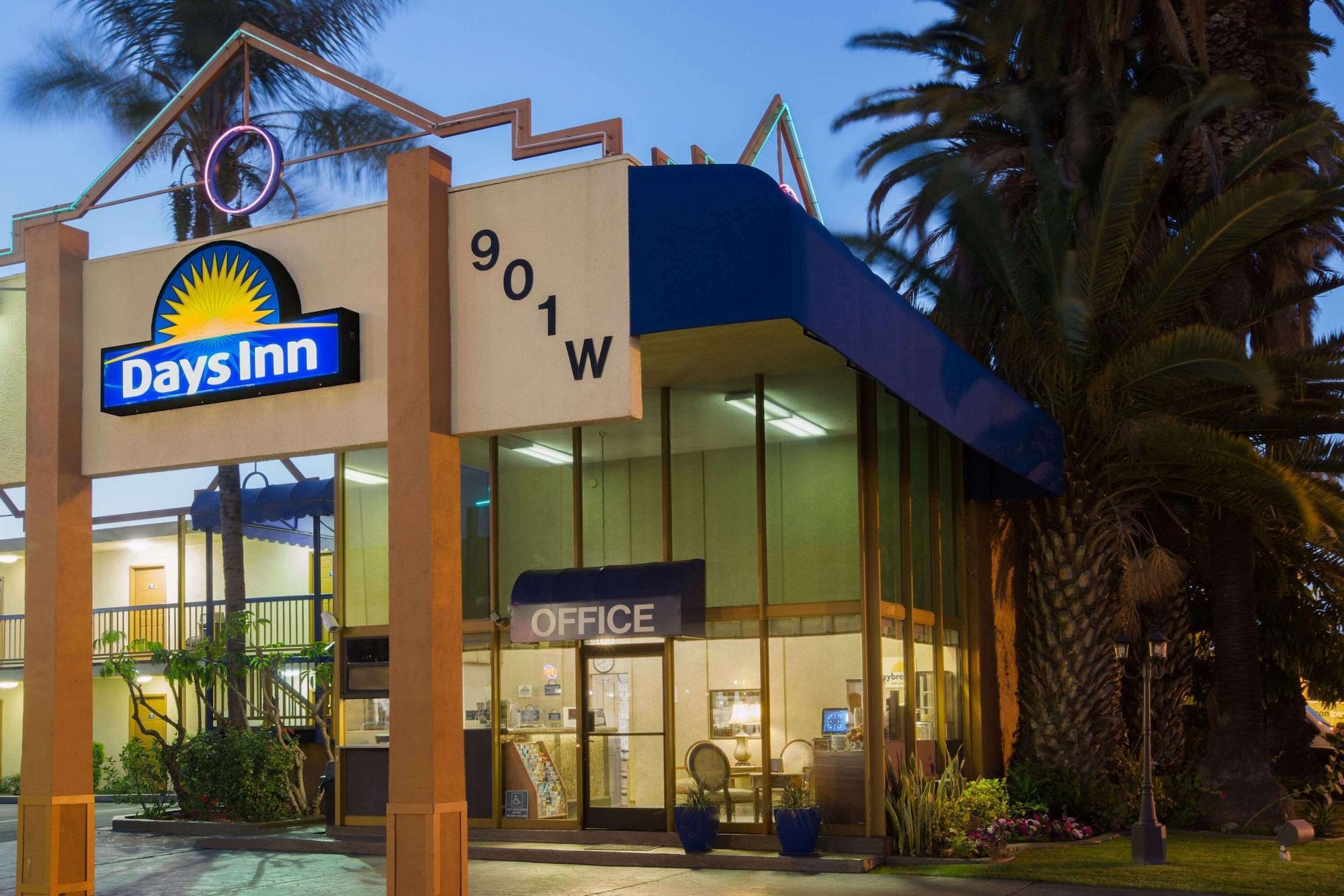 Vista Exterior Days Inn by Wyndham Los Angeles Stadium Area/LAX