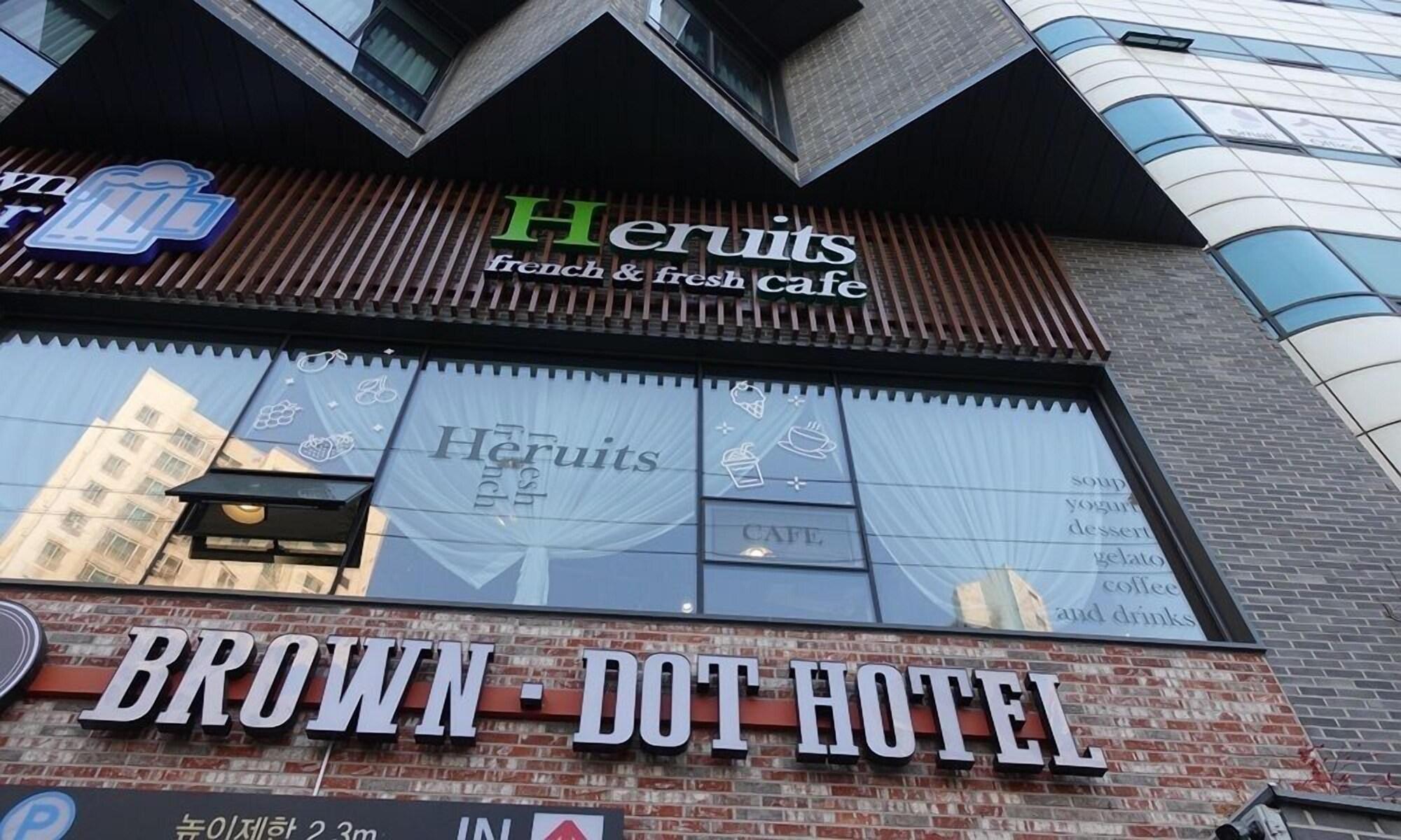Varios Brown Dot Hotel Masan