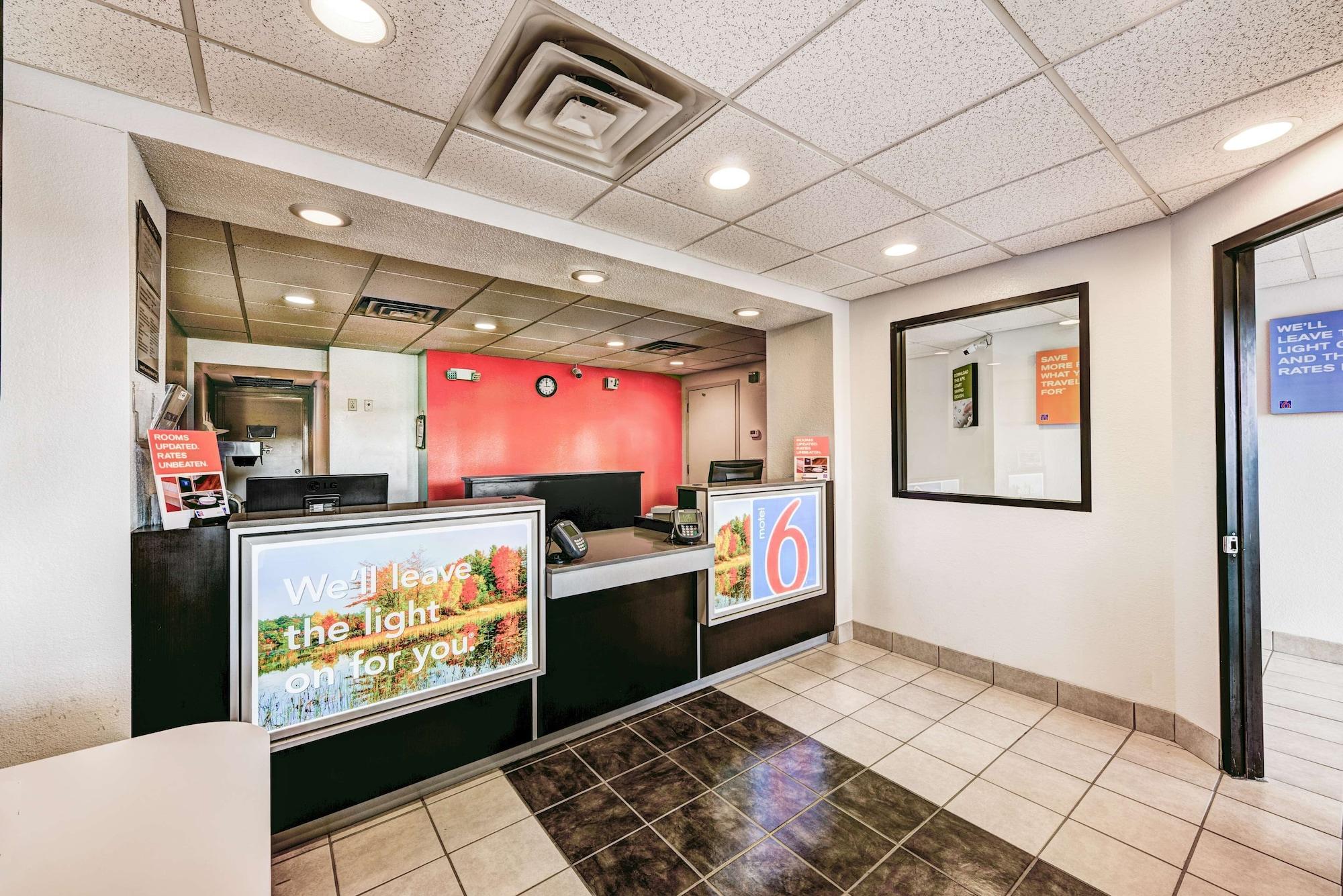 Vista Lobby Motel 6 Niantic, CT - New London
