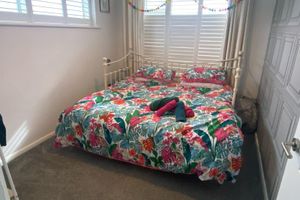 Alquiler Vacacional - Quirky bungalow on coastal walk with distant sea views. Fully secure garden.