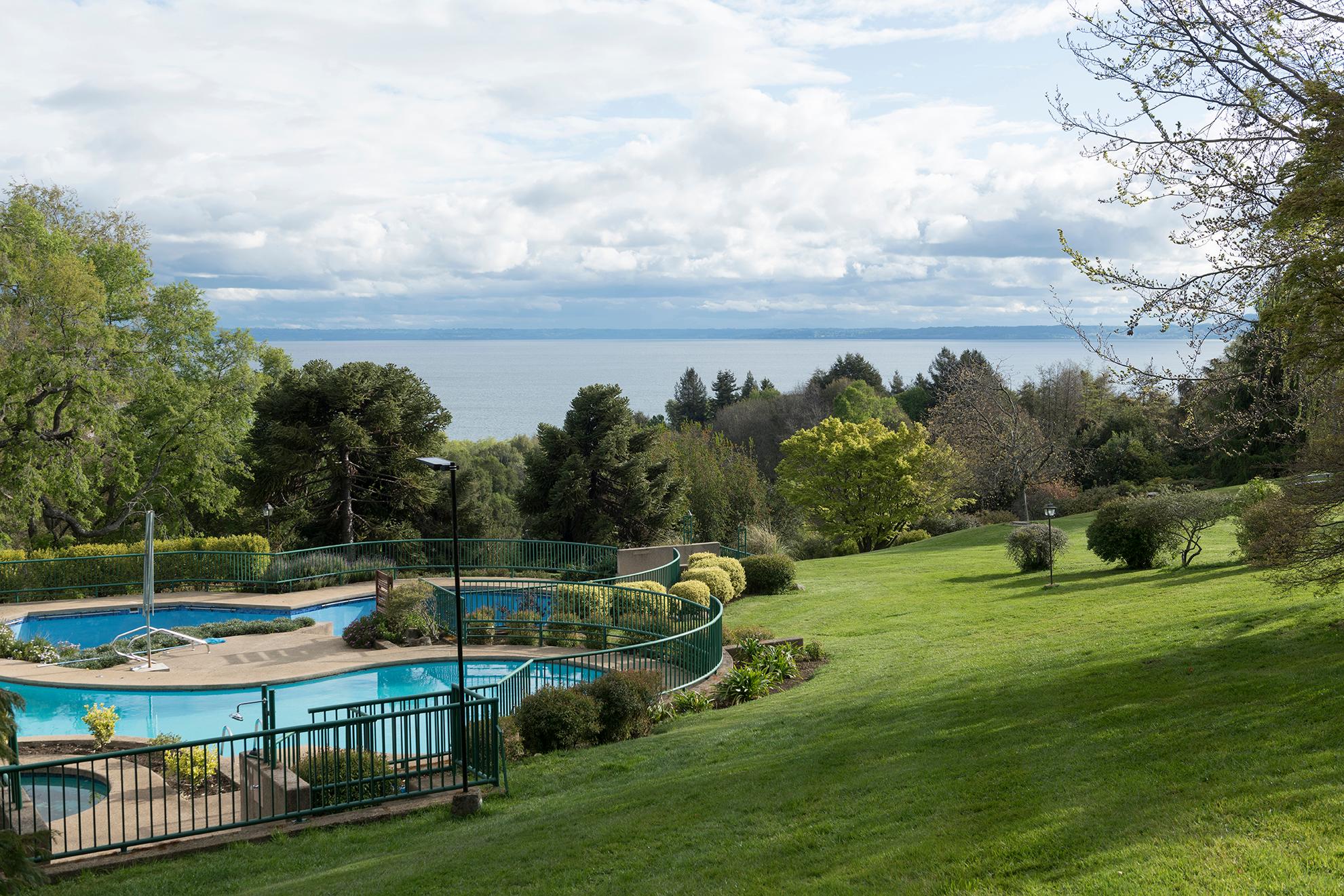 Vista Piscina Hotel y Cabañas Lago Ranco - Caja Los Andes