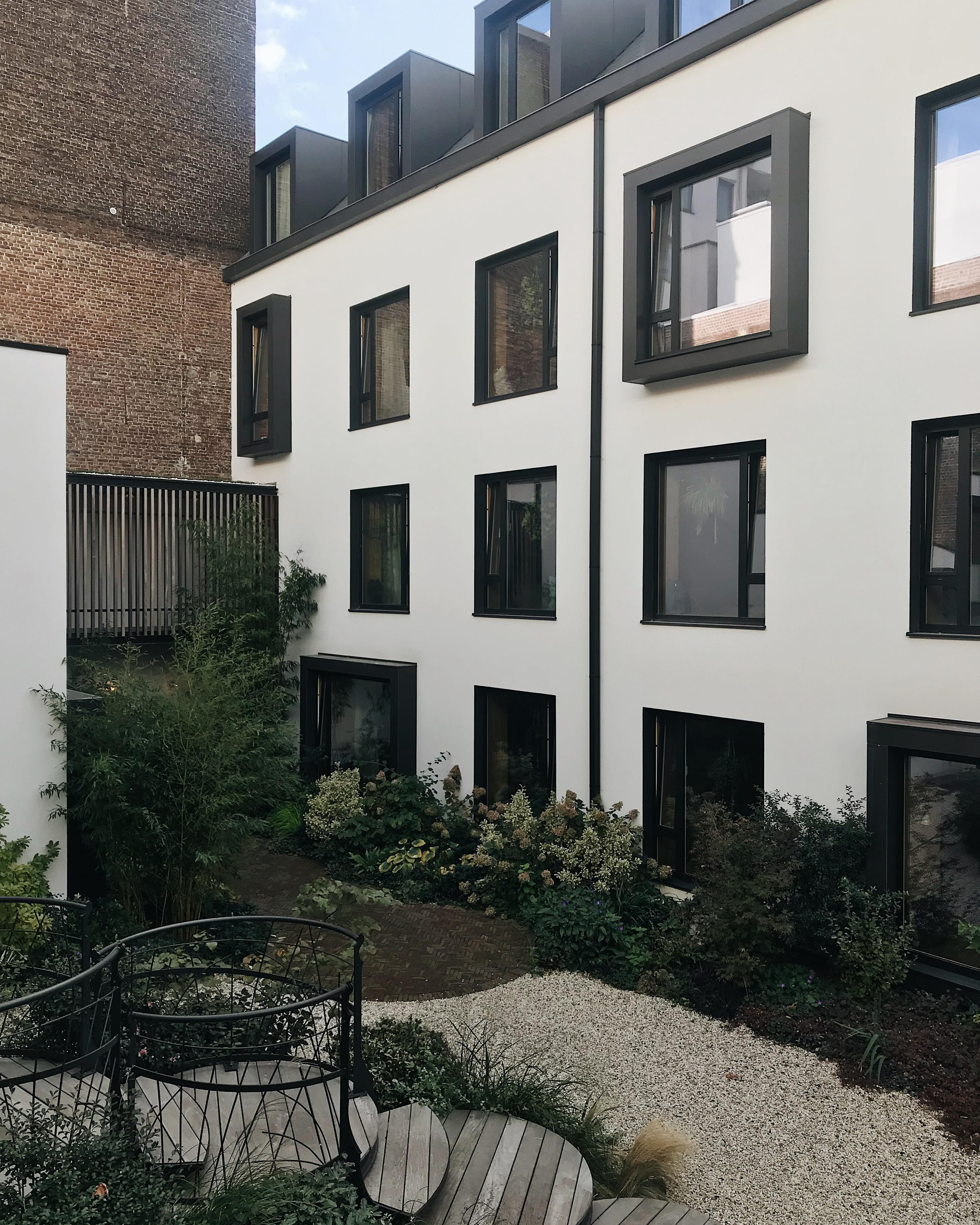 Vista Exterior Latroupe Jardin Secret