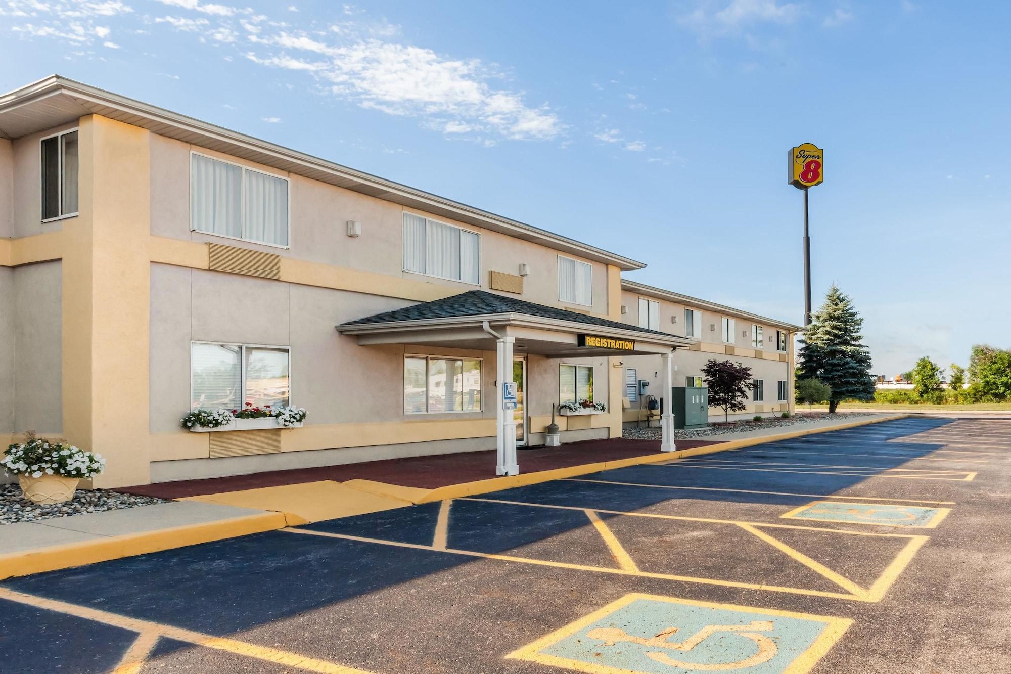 Vista Exterior Super 8 by Wyndham Ionia MI