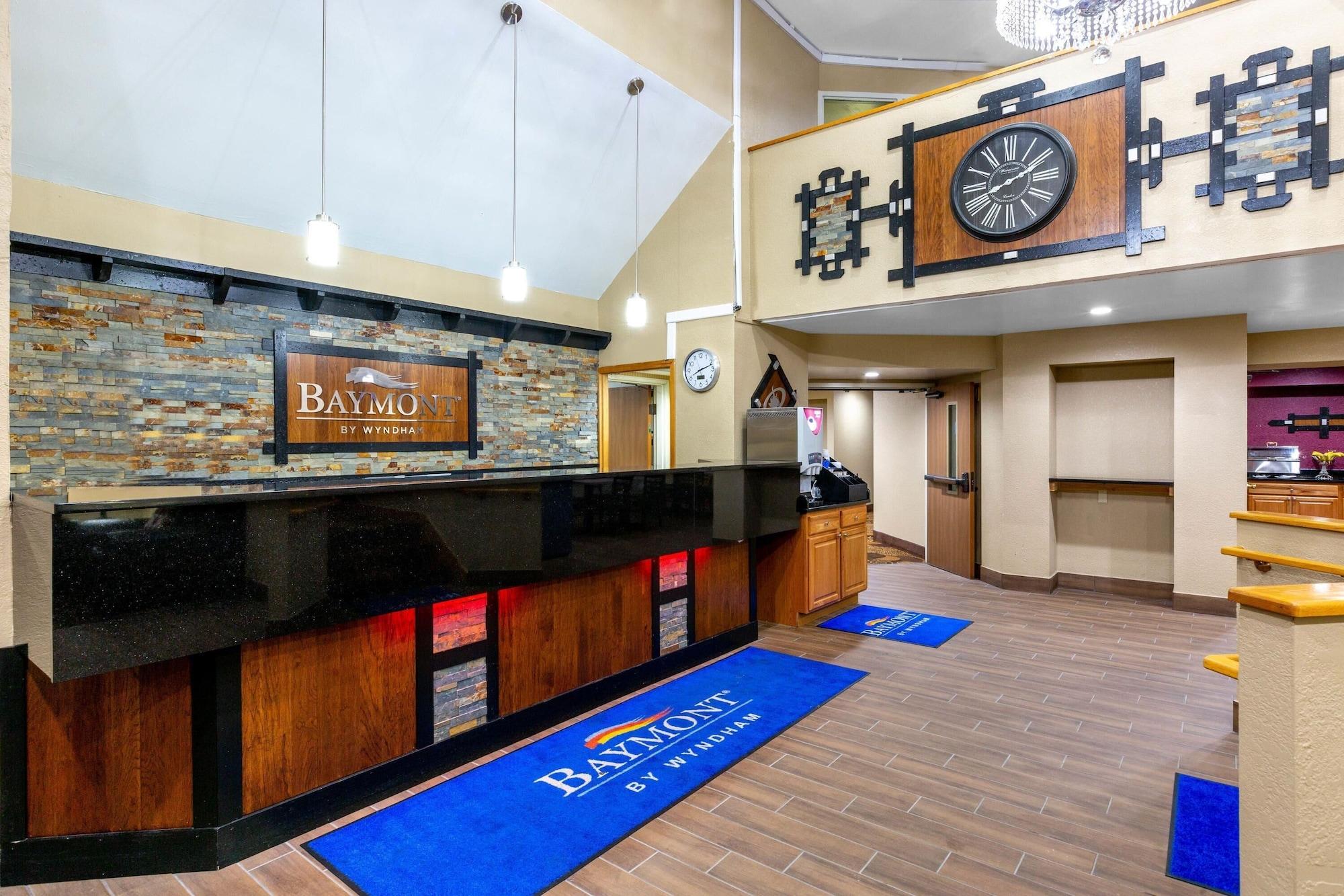Vista Lobby Baymont Inn & Suites by Wyndham Mukwonago