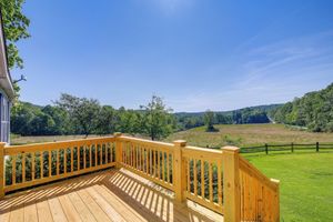 Alquiler Vacacional - Serene Home: 2 Decks, 3 Mi to Blue Ridge Pkwy